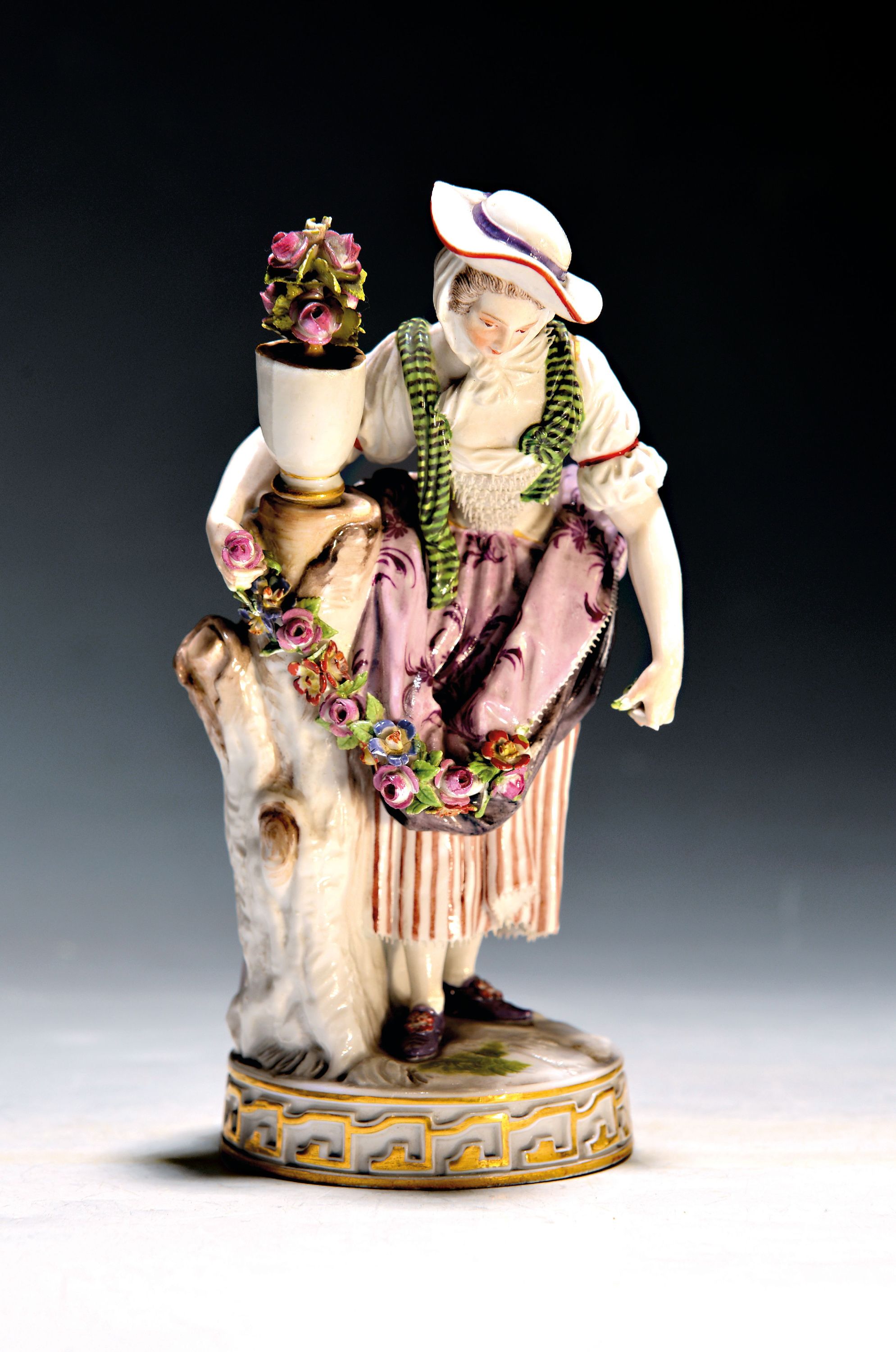 Image 27064840 - Porzellanfigur, Meissen, um 1880/90, Gärtnerin mit Blumengirlande, polychrom bemalt, ...