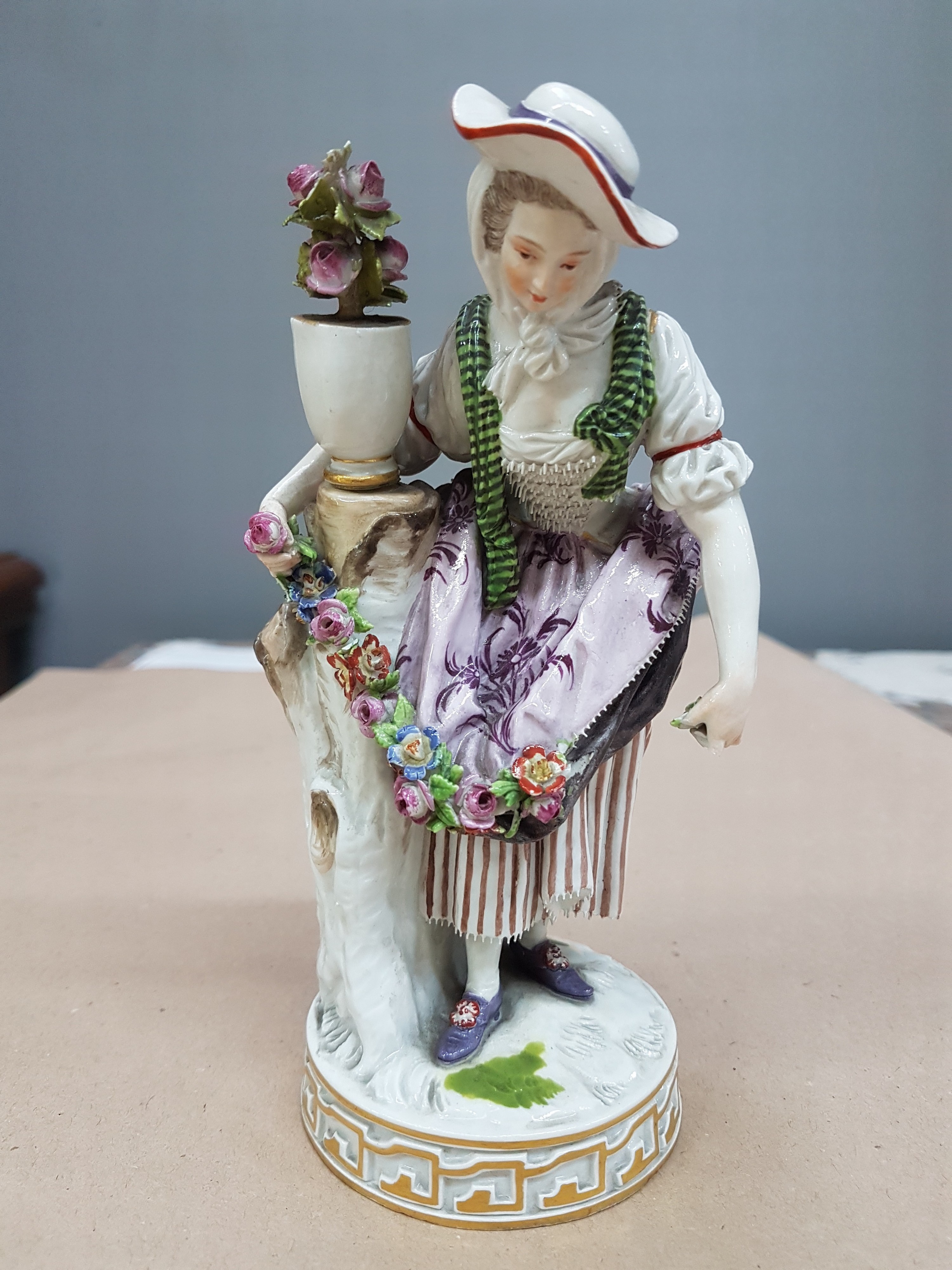 Detail a: Porzellanfigur, Meissen, um 1880/90, Gärtnerin mit Blumengirlande, polychrom bemalt, Entwurf Michel Victor Acier, Baumstumpf mit aufgestelltem ...