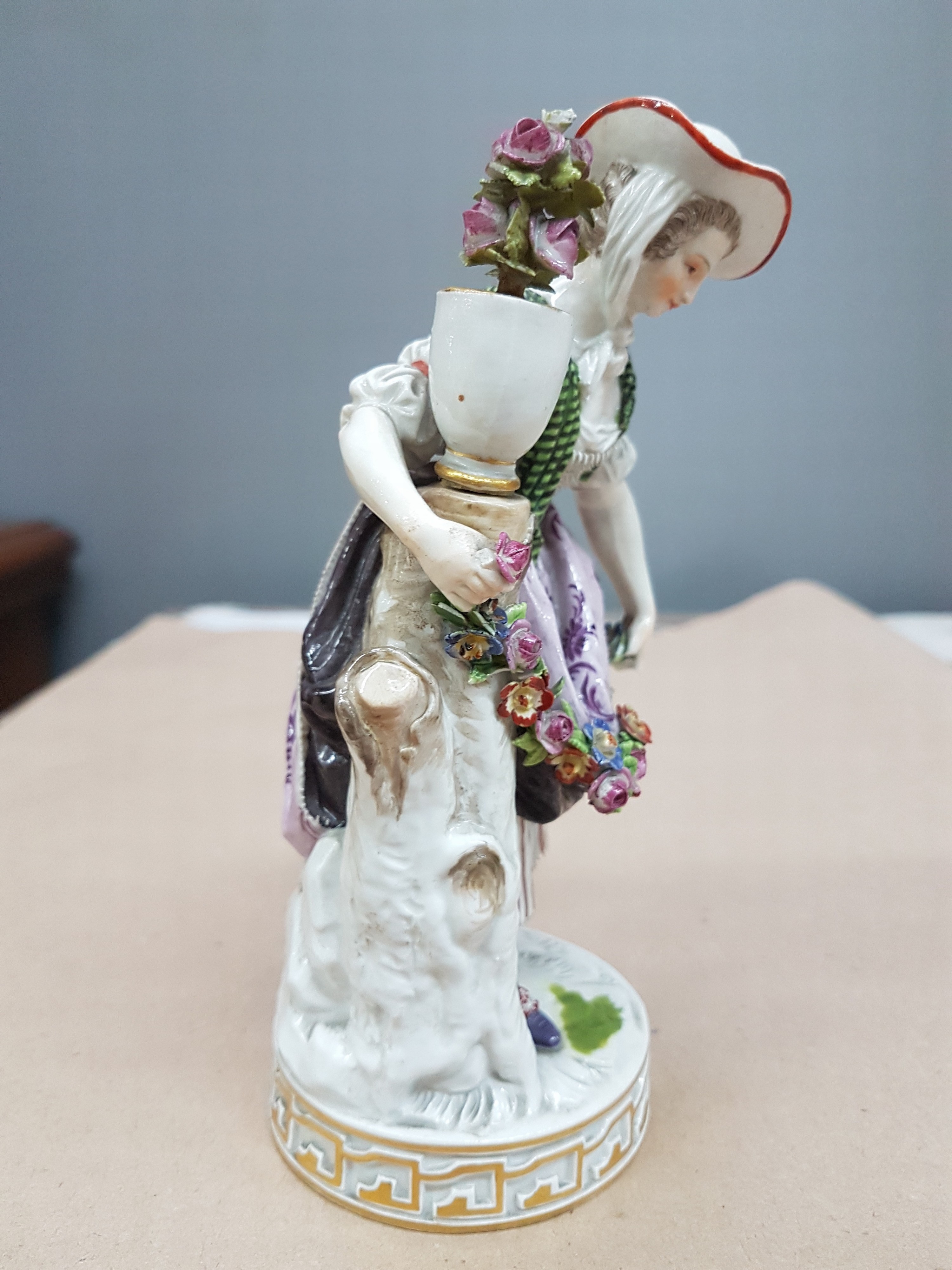 Detail b: Porzellanfigur, Meissen, um 1880/90, Gärtnerin mit Blumengirlande, polychrom bemalt, Entwurf Michel Victor Acier, Baumstumpf mit aufgestelltem ...