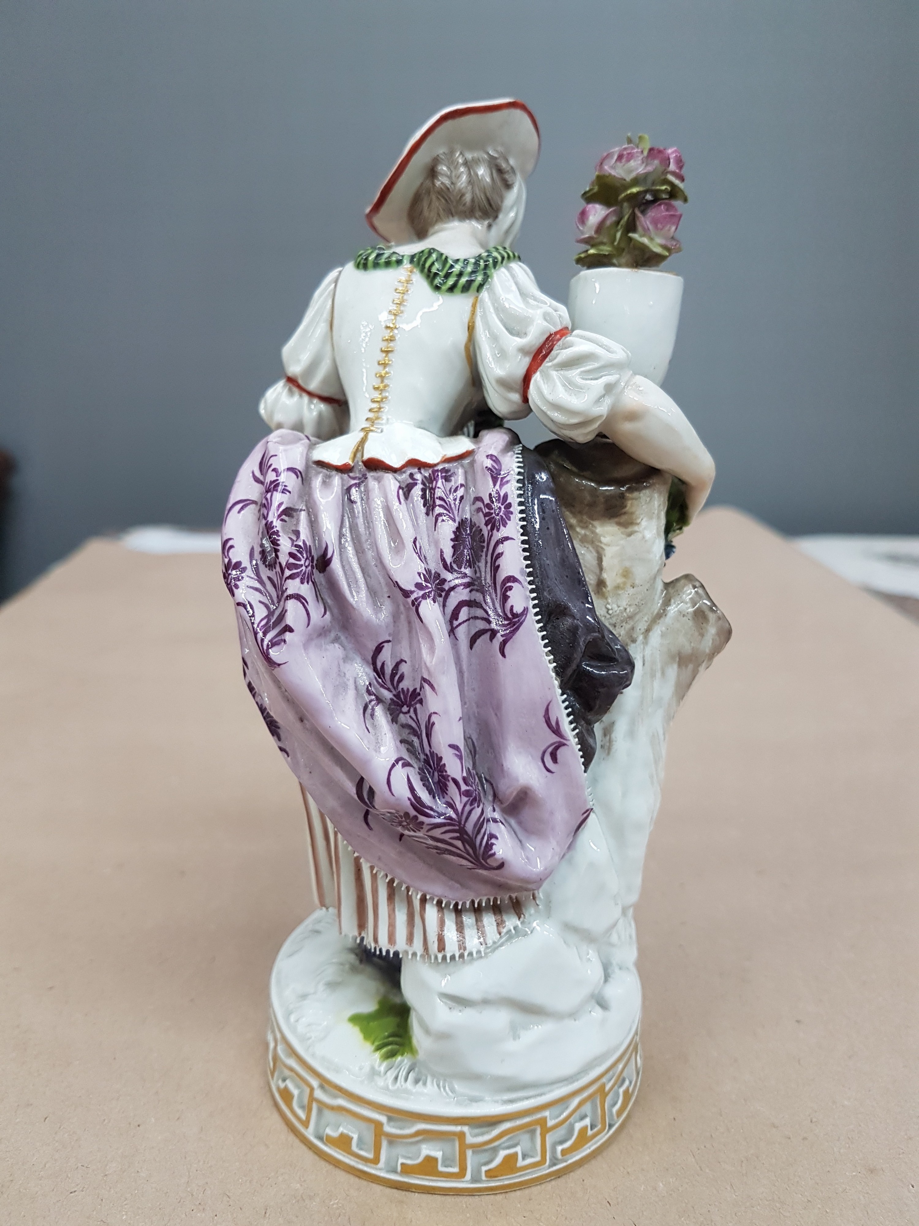 Detail c: Porzellanfigur, Meissen, um 1880/90, Gärtnerin mit Blumengirlande, polychrom bemalt, Entwurf Michel Victor Acier, Baumstumpf mit aufgestelltem ...