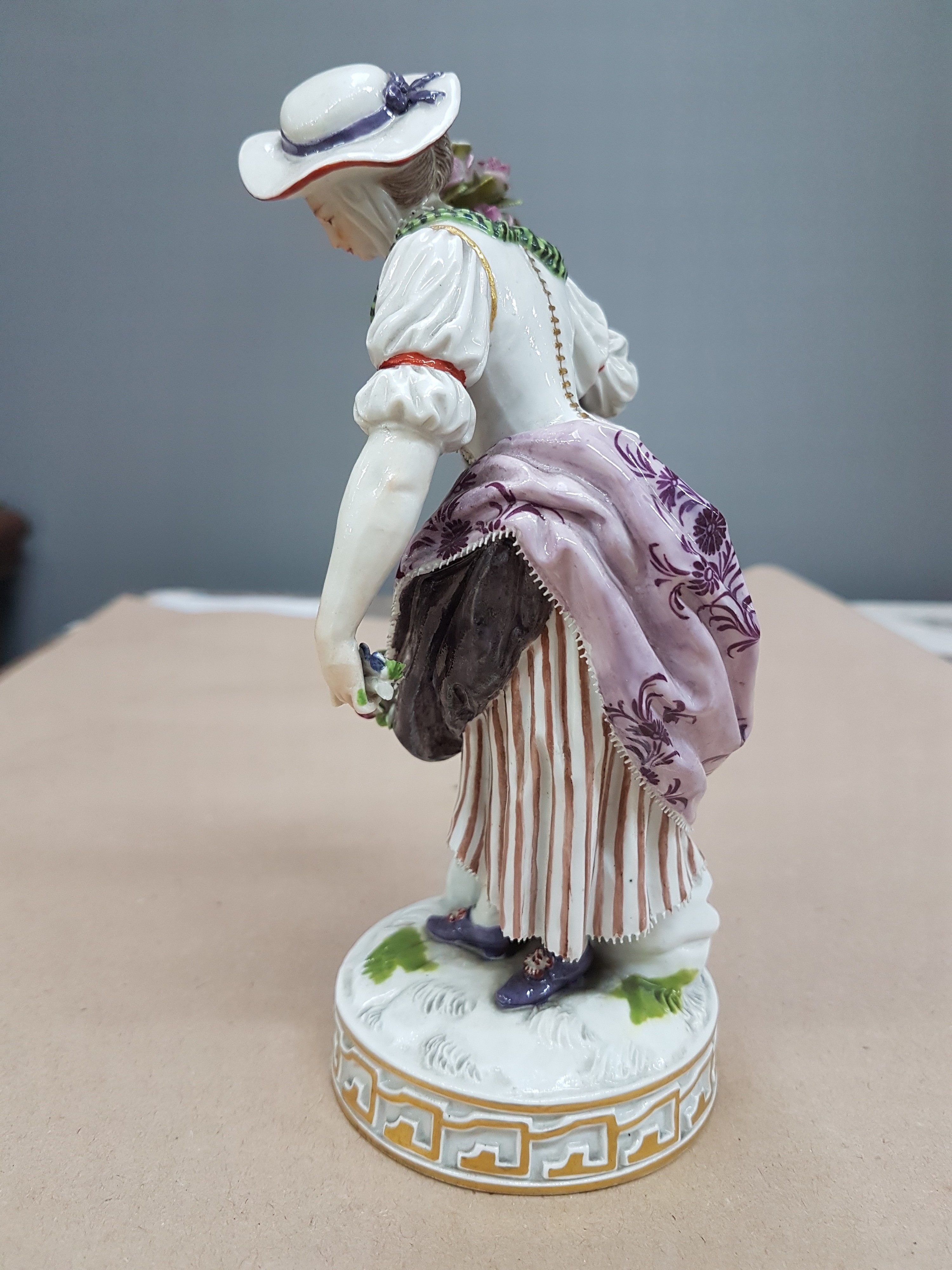 Detail d: Porzellanfigur, Meissen, um 1880/90, Gärtnerin mit Blumengirlande, polychrom bemalt, Entwurf Michel Victor Acier, Baumstumpf mit aufgestelltem ...