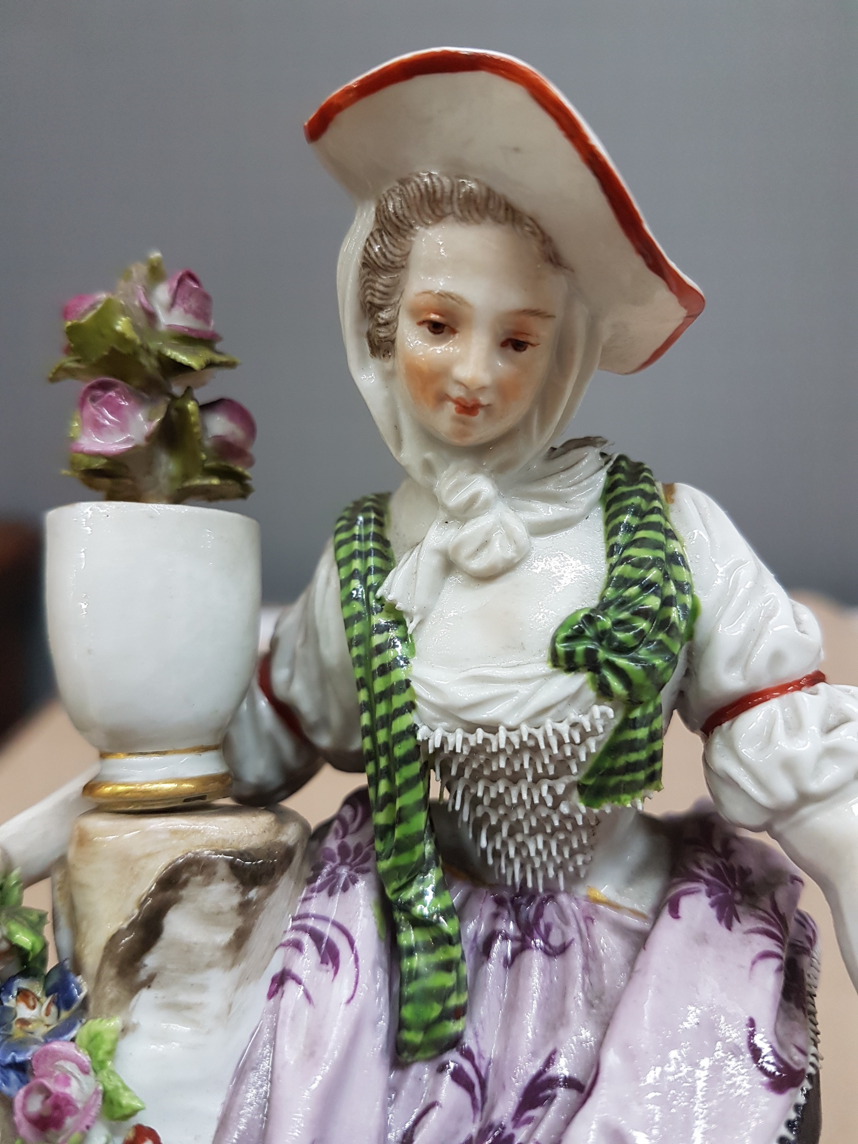Detail e: Porzellanfigur, Meissen, um 1880/90, Gärtnerin mit Blumengirlande, polychrom bemalt, Entwurf Michel Victor Acier, Baumstumpf mit aufgestelltem ...