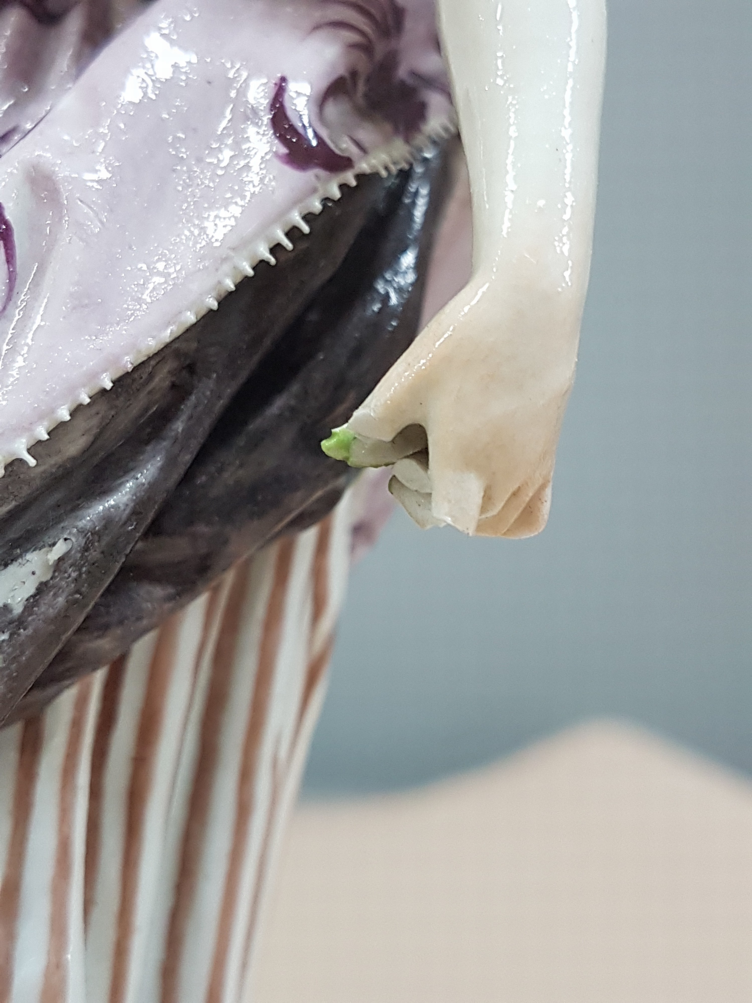 Detail g: Porzellanfigur, Meissen, um 1880/90, Gärtnerin mit Blumengirlande, polychrom bemalt, Entwurf Michel Victor Acier, Baumstumpf mit aufgestelltem ...