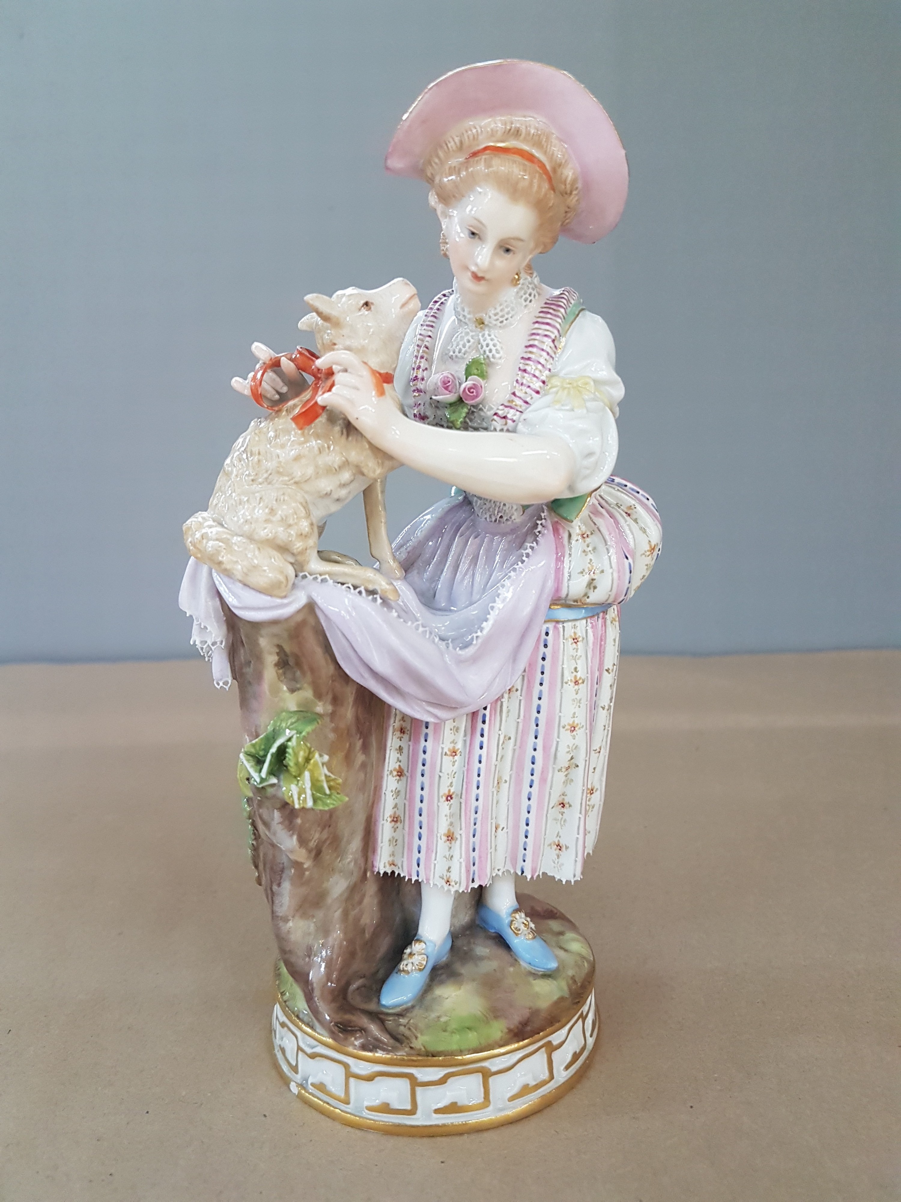 Detail a: Porzellanfigur, Meissen, um 1880-1924, Schäferin mit Schaf am Baumstumpf, Entwurf Victor Acier, Modellnummer F 68, polychrom bemalt, am Blattwerk ...
