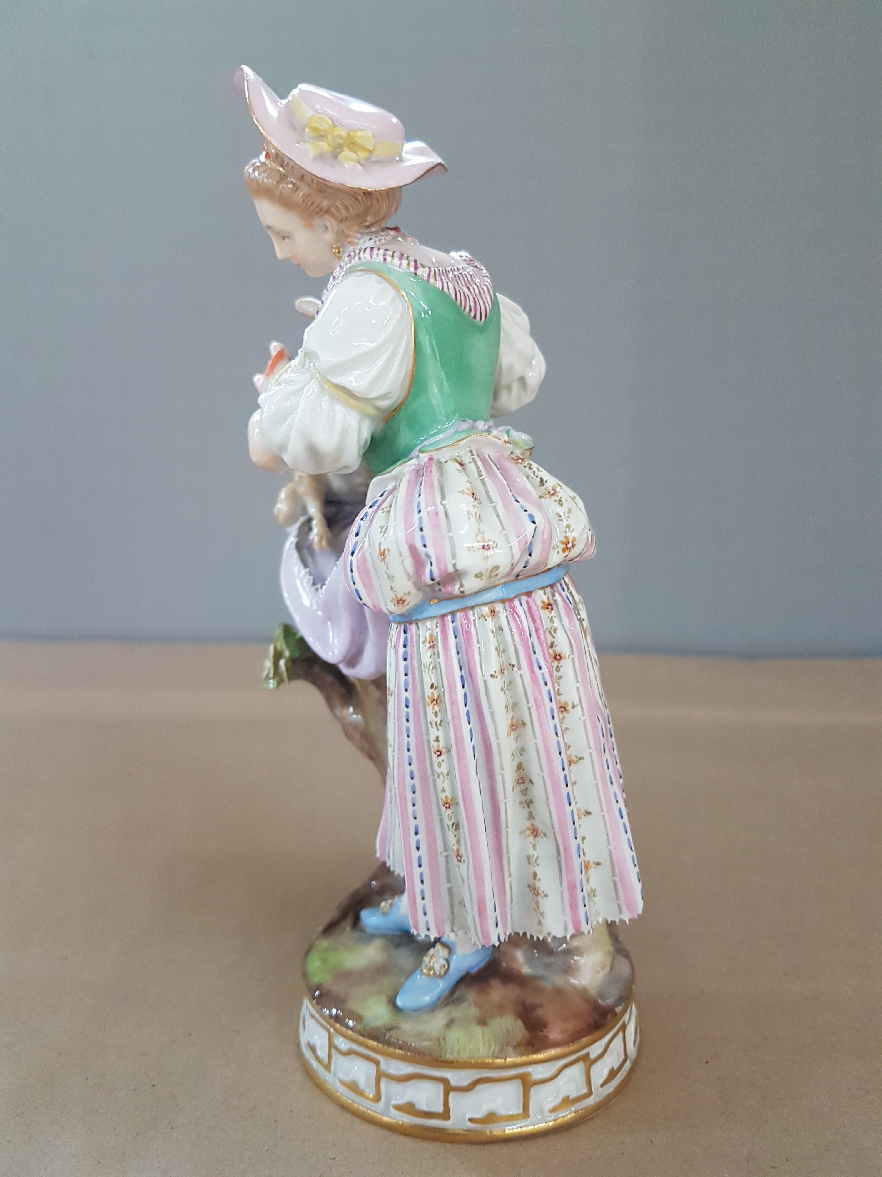 Detail b: Porzellanfigur, Meissen, um 1880-1924, Schäferin mit Schaf am Baumstumpf, Entwurf Victor Acier, Modellnummer F 68, polychrom bemalt, am Blattwerk ...