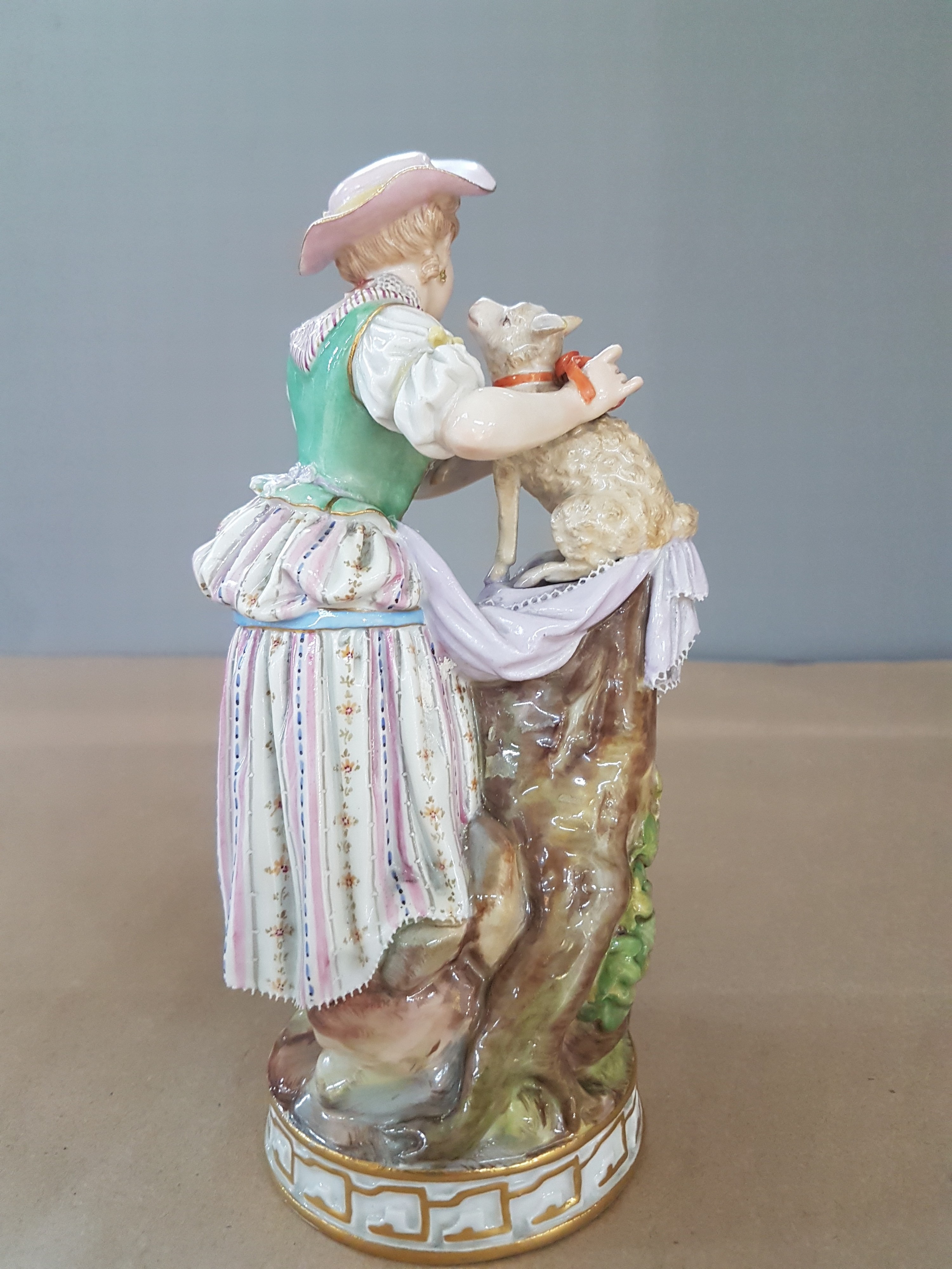 Detail c: Porzellanfigur, Meissen, um 1880-1924, Schäferin mit Schaf am Baumstumpf, Entwurf Victor Acier, Modellnummer F 68, polychrom bemalt, am Blattwerk ...