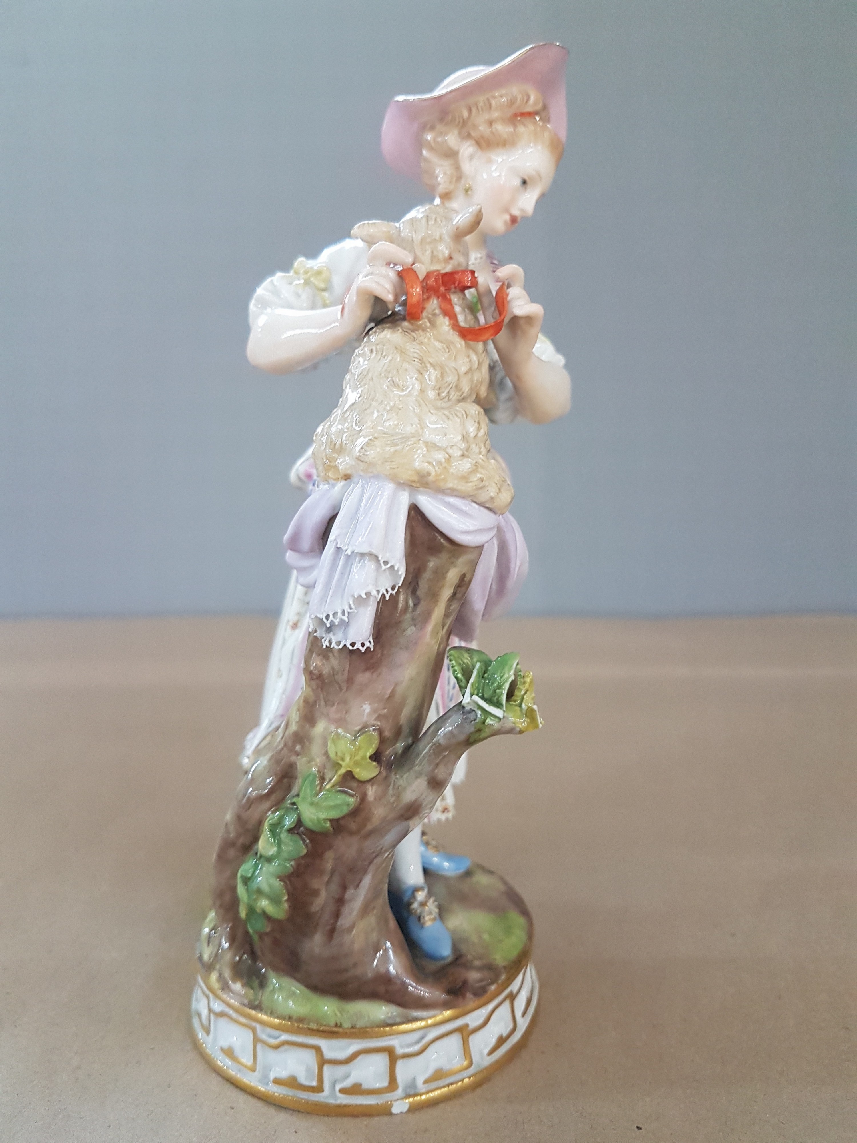 Detail d: Porzellanfigur, Meissen, um 1880-1924, Schäferin mit Schaf am Baumstumpf, Entwurf Victor Acier, Modellnummer F 68, polychrom bemalt, am Blattwerk ...