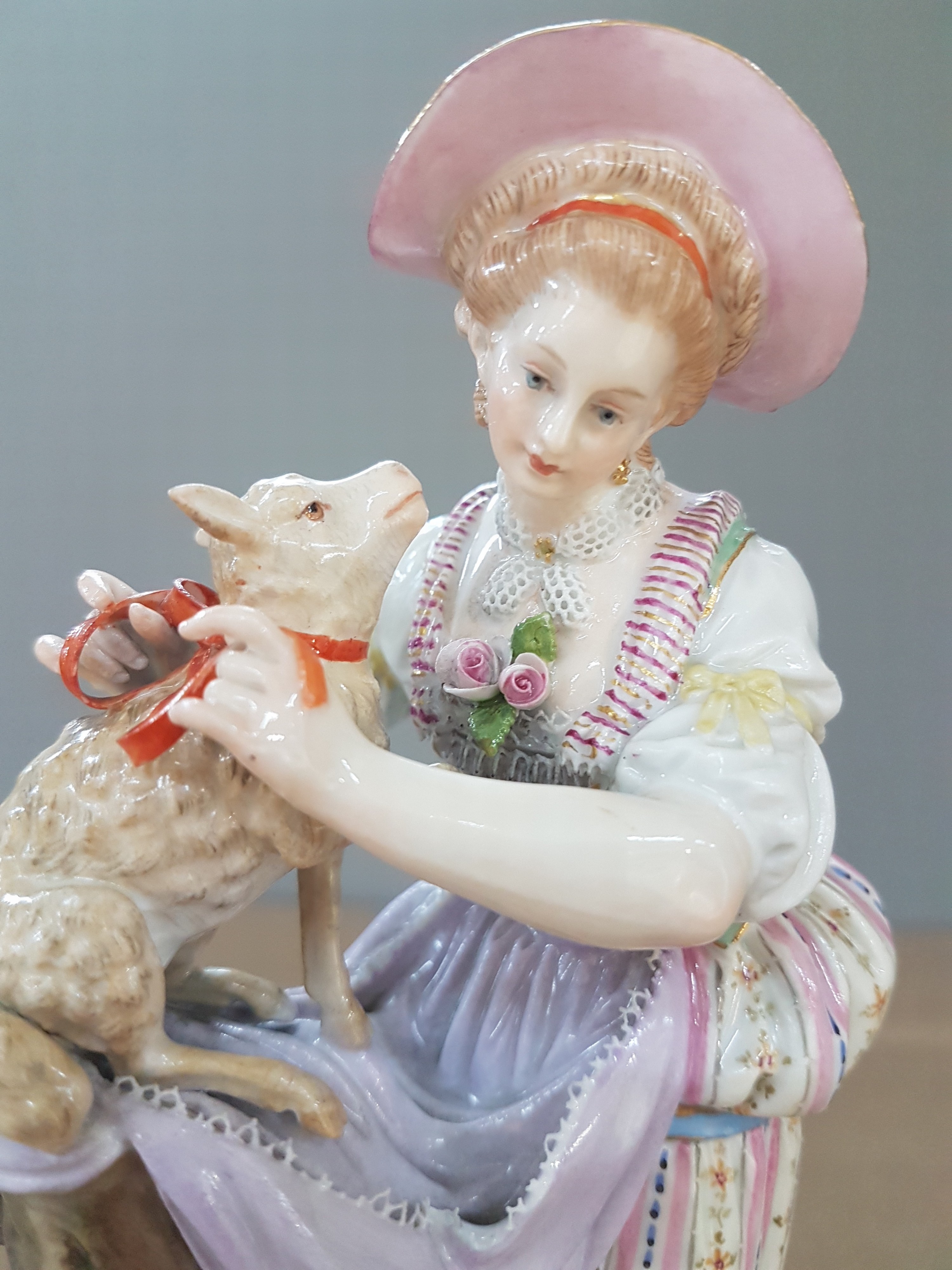 Detail e: Porzellanfigur, Meissen, um 1880-1924, Schäferin mit Schaf am Baumstumpf, Entwurf Victor Acier, Modellnummer F 68, polychrom bemalt, am Blattwerk ...
