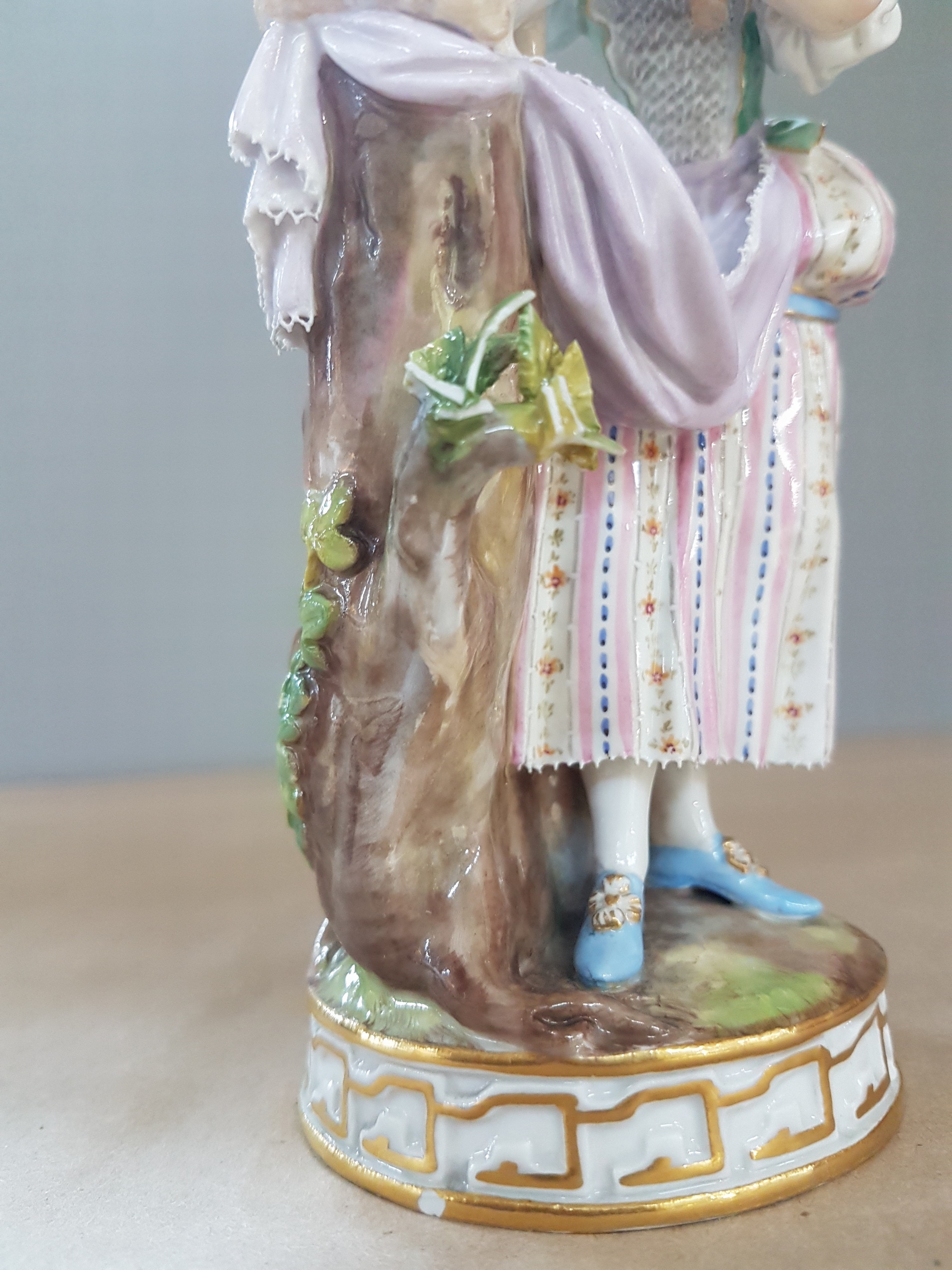 Detail f: Porzellanfigur, Meissen, um 1880-1924, Schäferin mit Schaf am Baumstumpf, Entwurf Victor Acier, Modellnummer F 68, polychrom bemalt, am Blattwerk ...