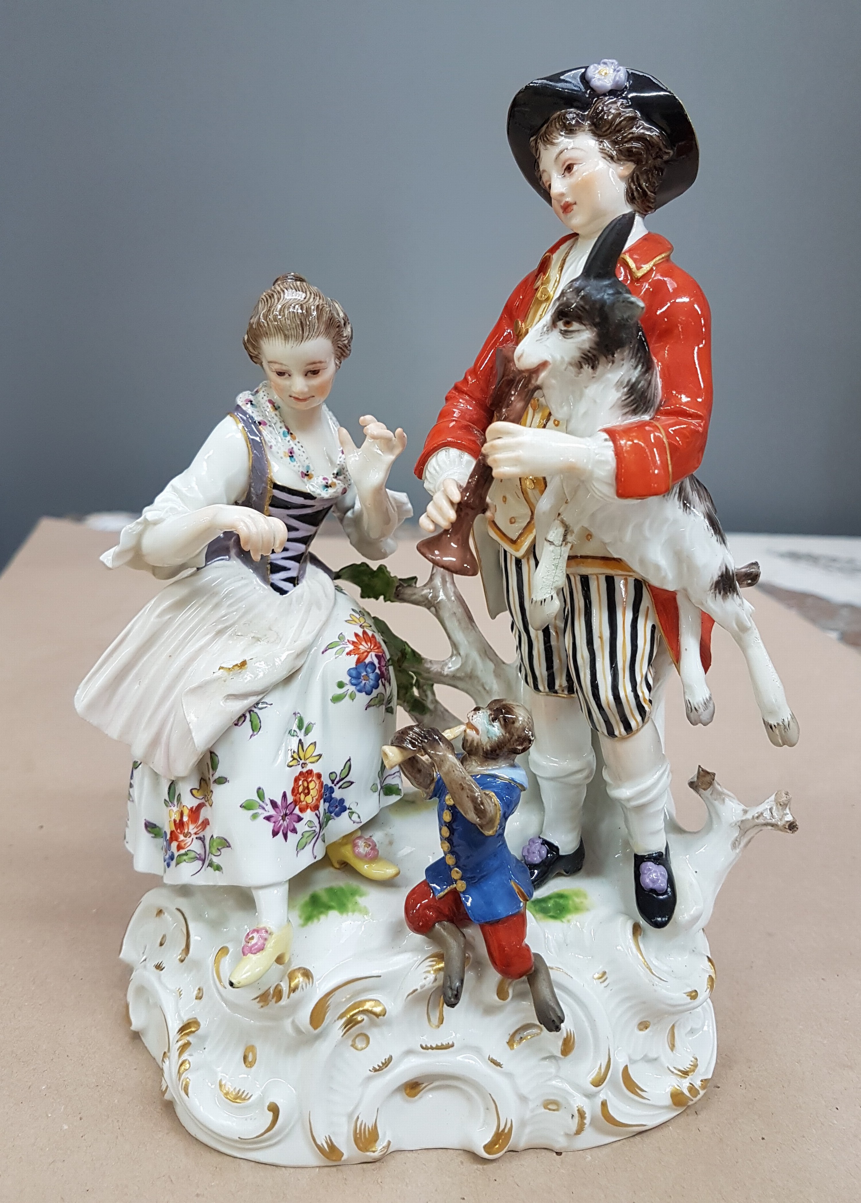 Detail a: Porzellangruppe, Meissen, um 1850-1924, Allegorie auf das Gehör, Entwurf Carl Christoph Punct, höfisches Paar beim Musizieren mit Ziege und Affe, ...
