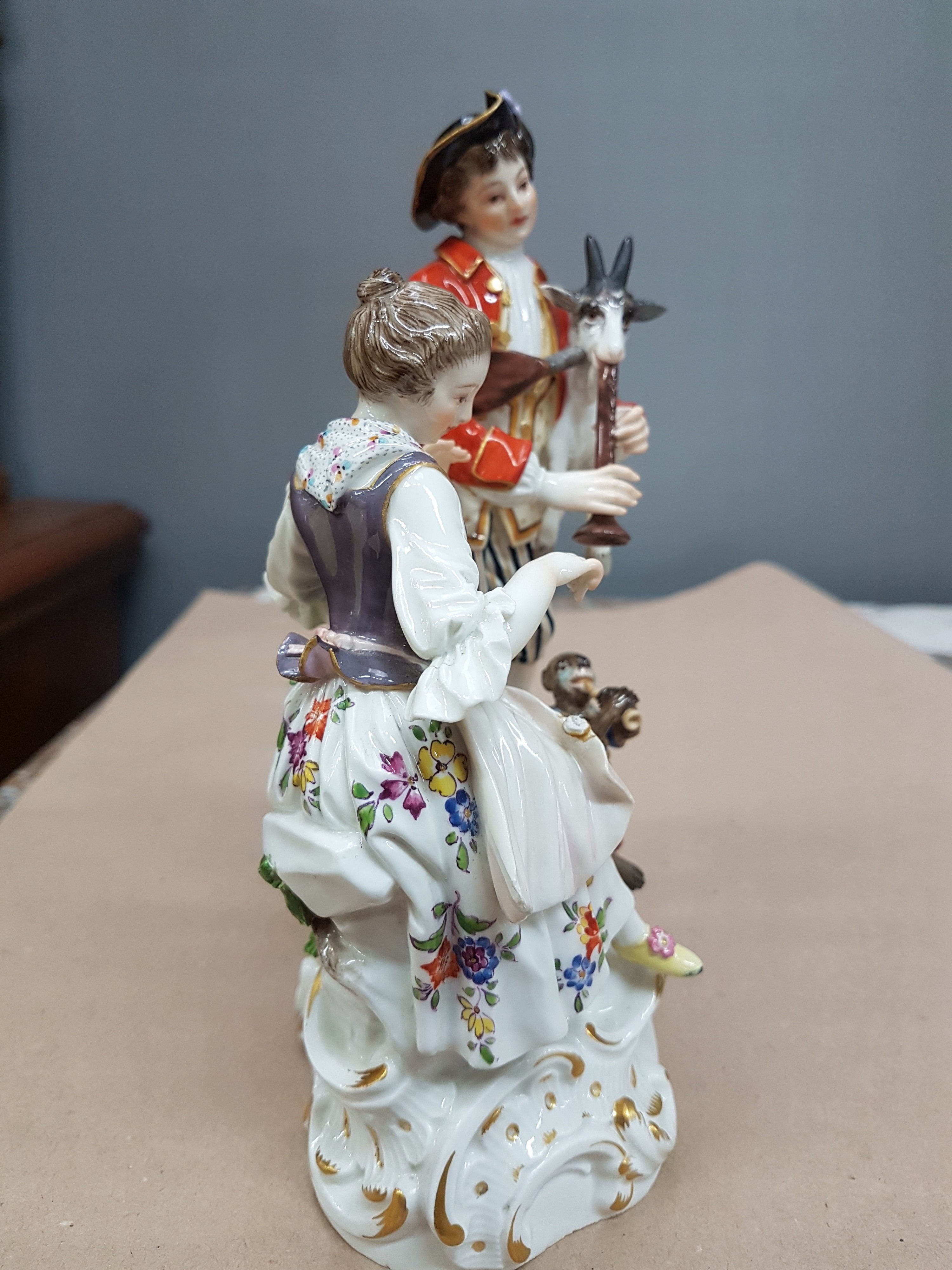 Detail b: Porzellangruppe, Meissen, um 1850-1924, Allegorie auf das Gehör, Entwurf Carl Christoph Punct, höfisches Paar beim Musizieren mit Ziege und Affe, ...