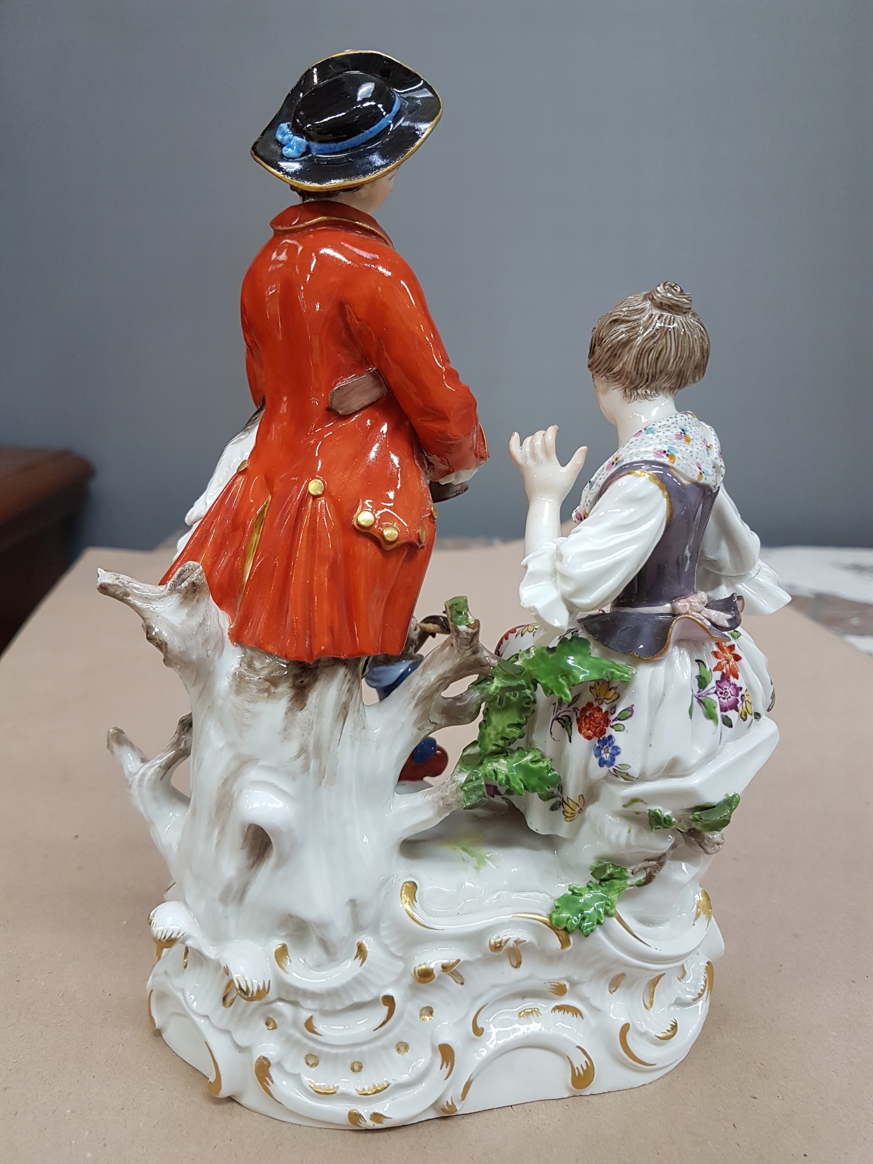 Detail c: Porzellangruppe, Meissen, um 1850-1924, Allegorie auf das Gehör, Entwurf Carl Christoph Punct, höfisches Paar beim Musizieren mit Ziege und Affe, ...