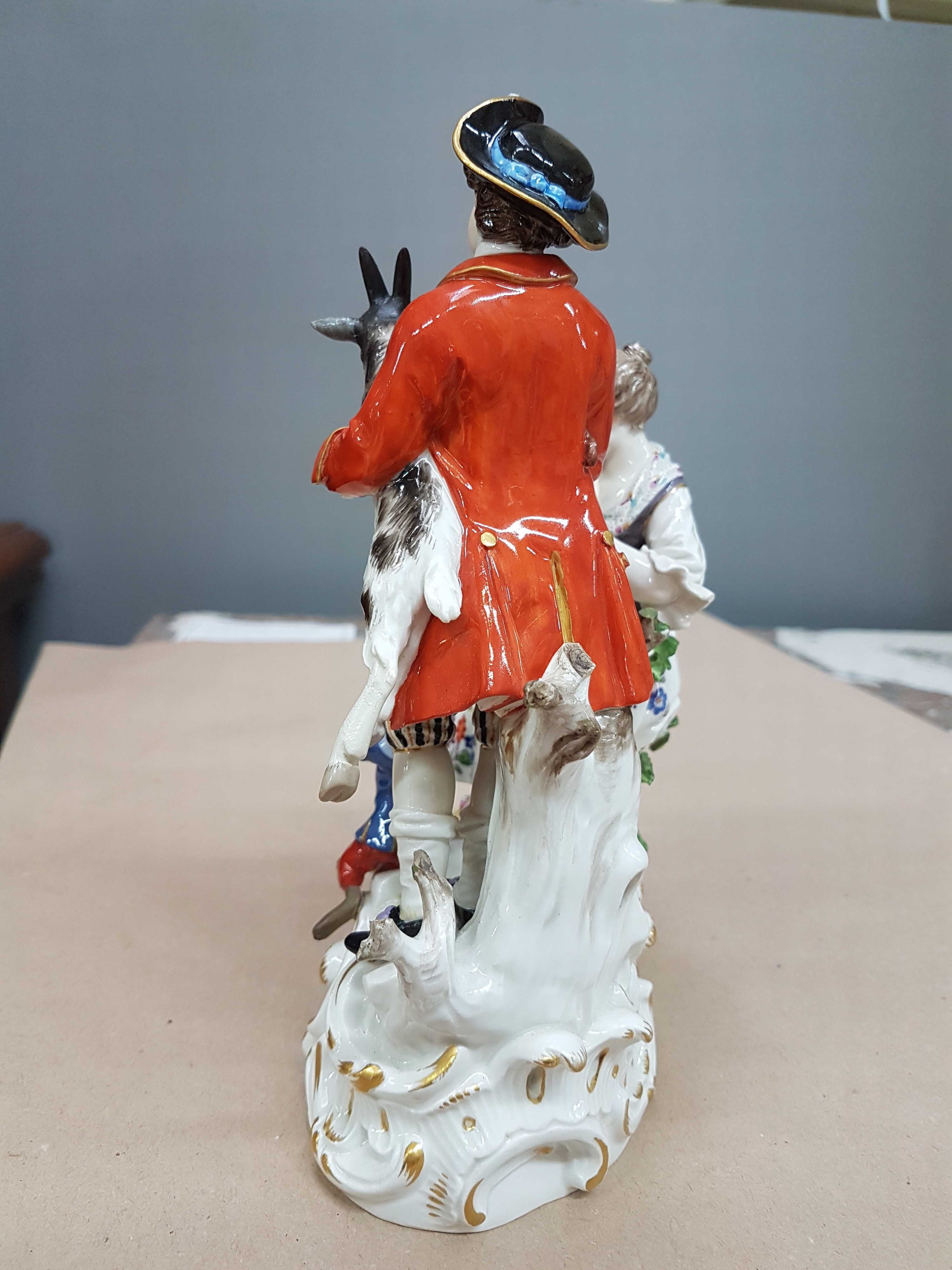 Detail d: Porzellangruppe, Meissen, um 1850-1924, Allegorie auf das Gehör, Entwurf Carl Christoph Punct, höfisches Paar beim Musizieren mit Ziege und Affe, ...