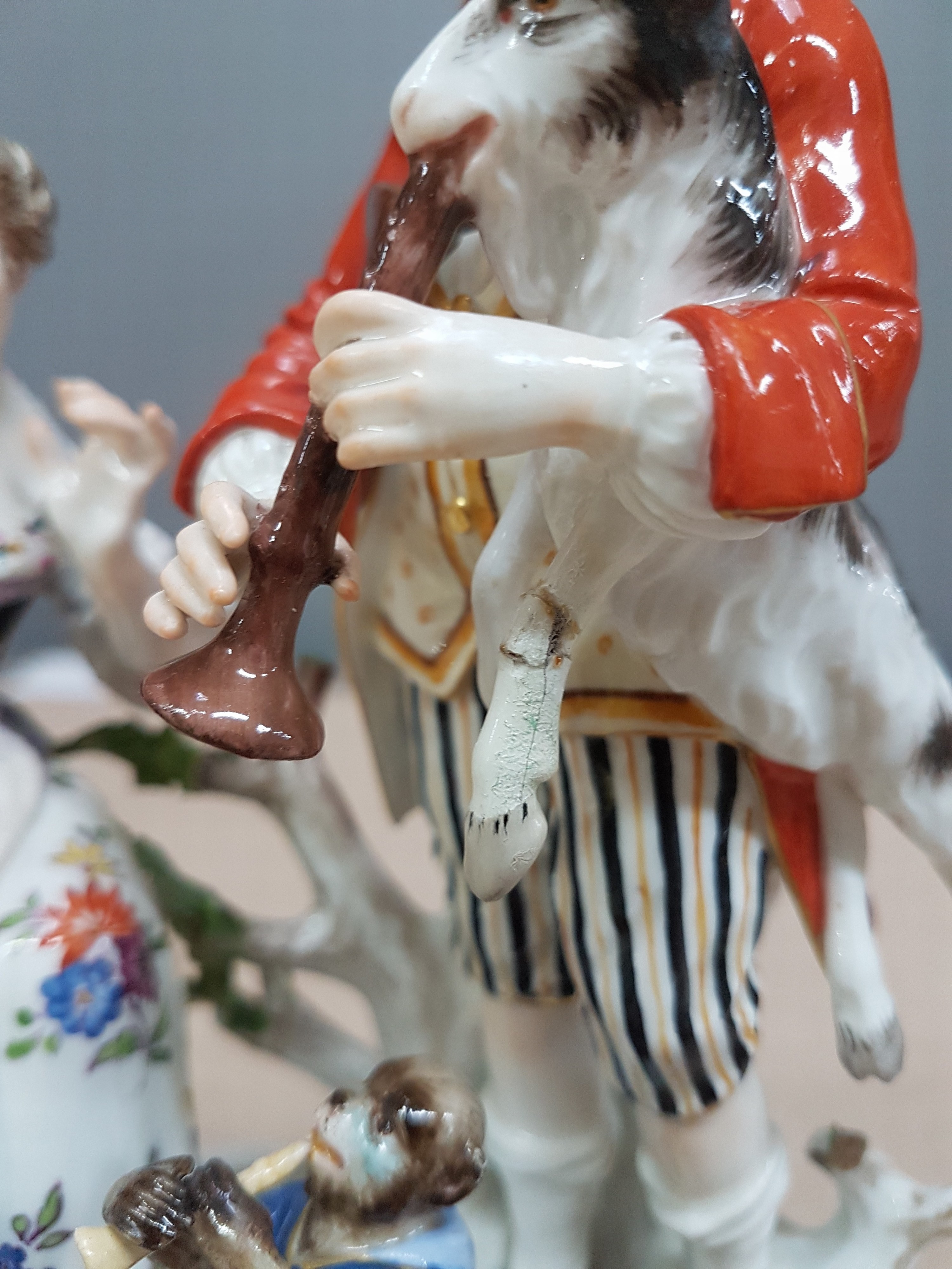 Detail e: Porzellangruppe, Meissen, um 1850-1924, Allegorie auf das Gehör, Entwurf Carl Christoph Punct, höfisches Paar beim Musizieren mit Ziege und Affe, ...