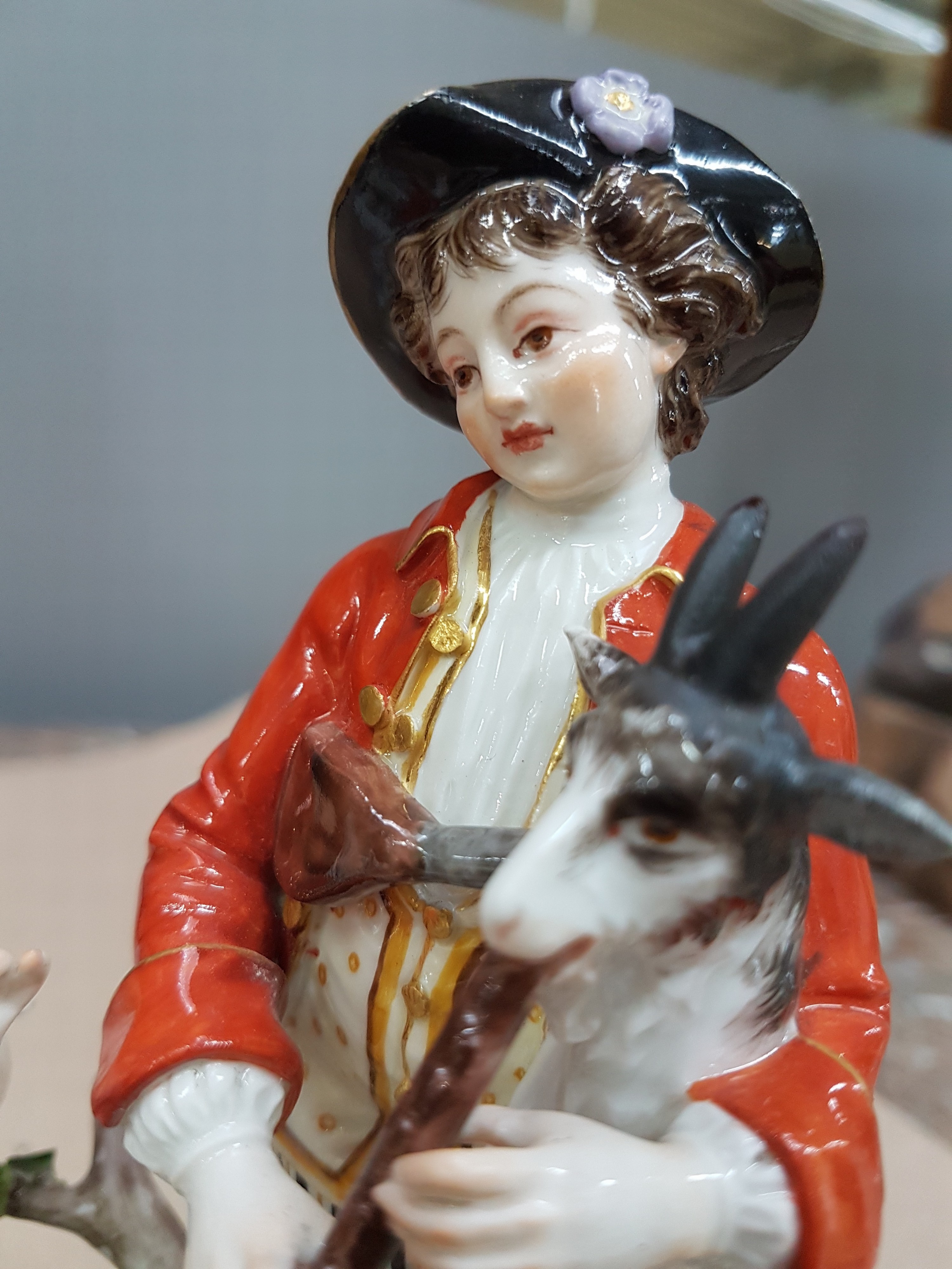 Detail f: Porzellangruppe, Meissen, um 1850-1924, Allegorie auf das Gehör, Entwurf Carl Christoph Punct, höfisches Paar beim Musizieren mit Ziege und Affe, ...