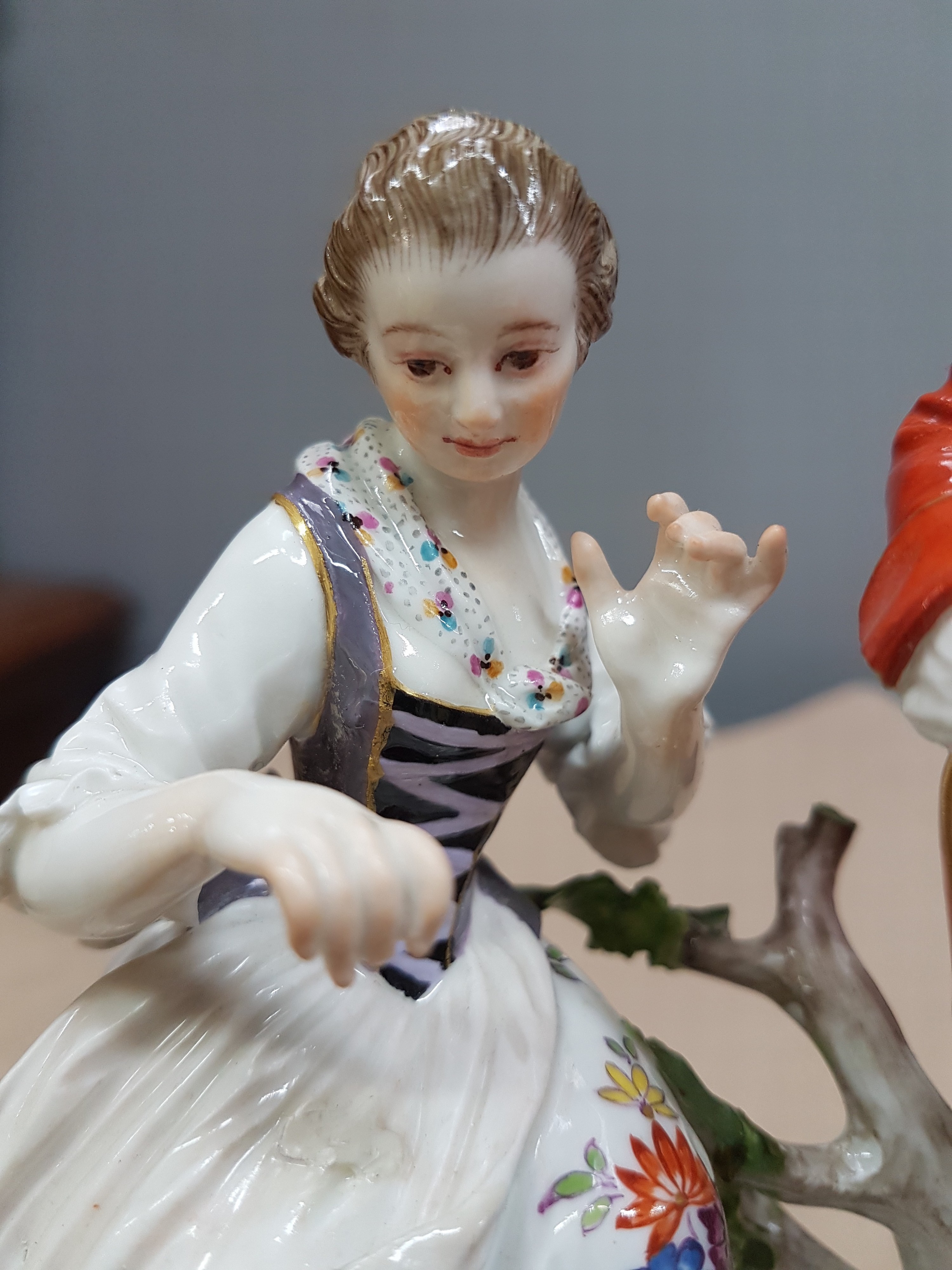Detail g: Porzellangruppe, Meissen, um 1850-1924, Allegorie auf das Gehör, Entwurf Carl Christoph Punct, höfisches Paar beim Musizieren mit Ziege und Affe, ...