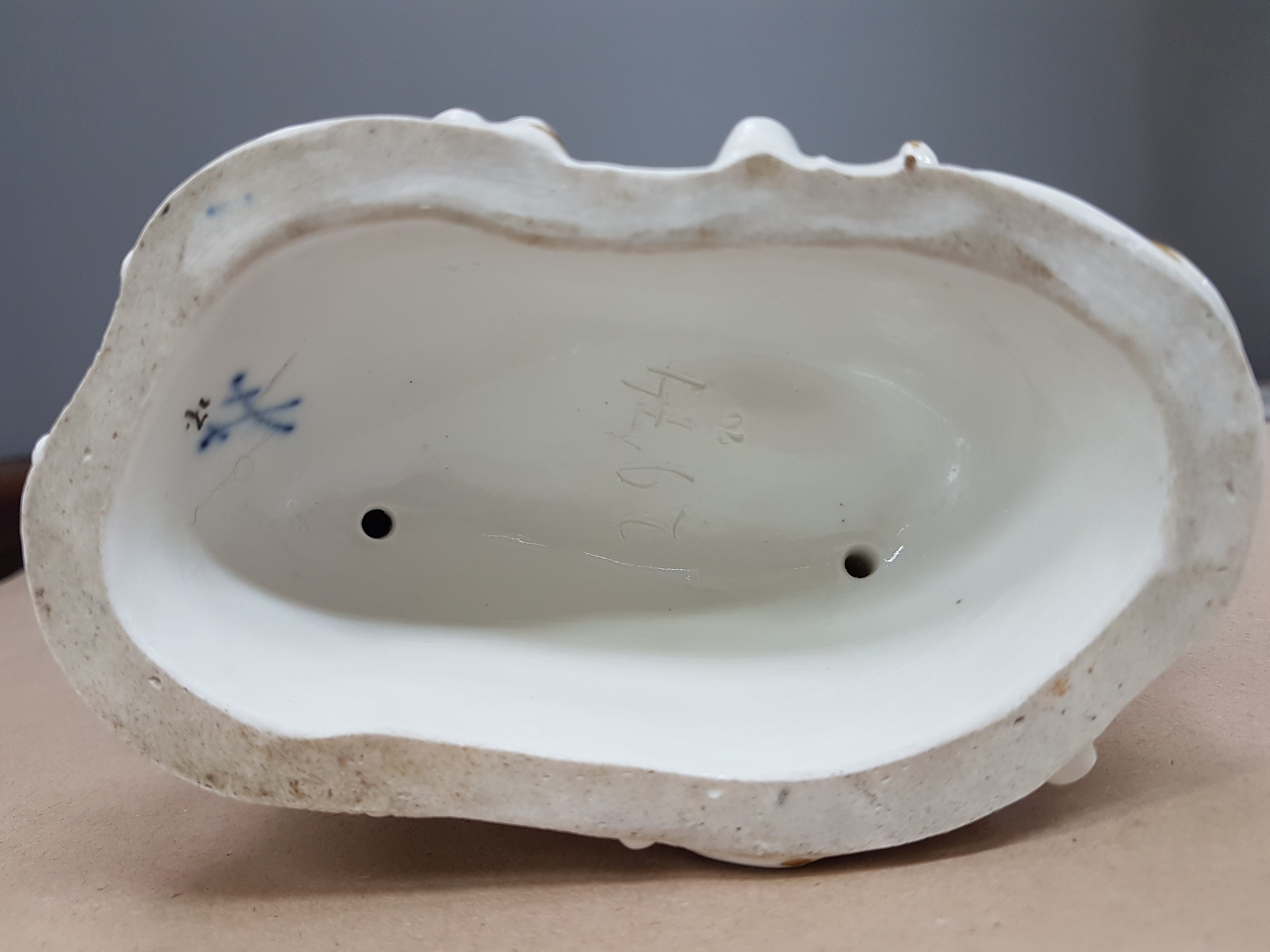 Detail h: Porzellangruppe, Meissen, um 1850-1924, Allegorie auf das Gehör, Entwurf Carl Christoph Punct, höfisches Paar beim Musizieren mit Ziege und Affe, ...