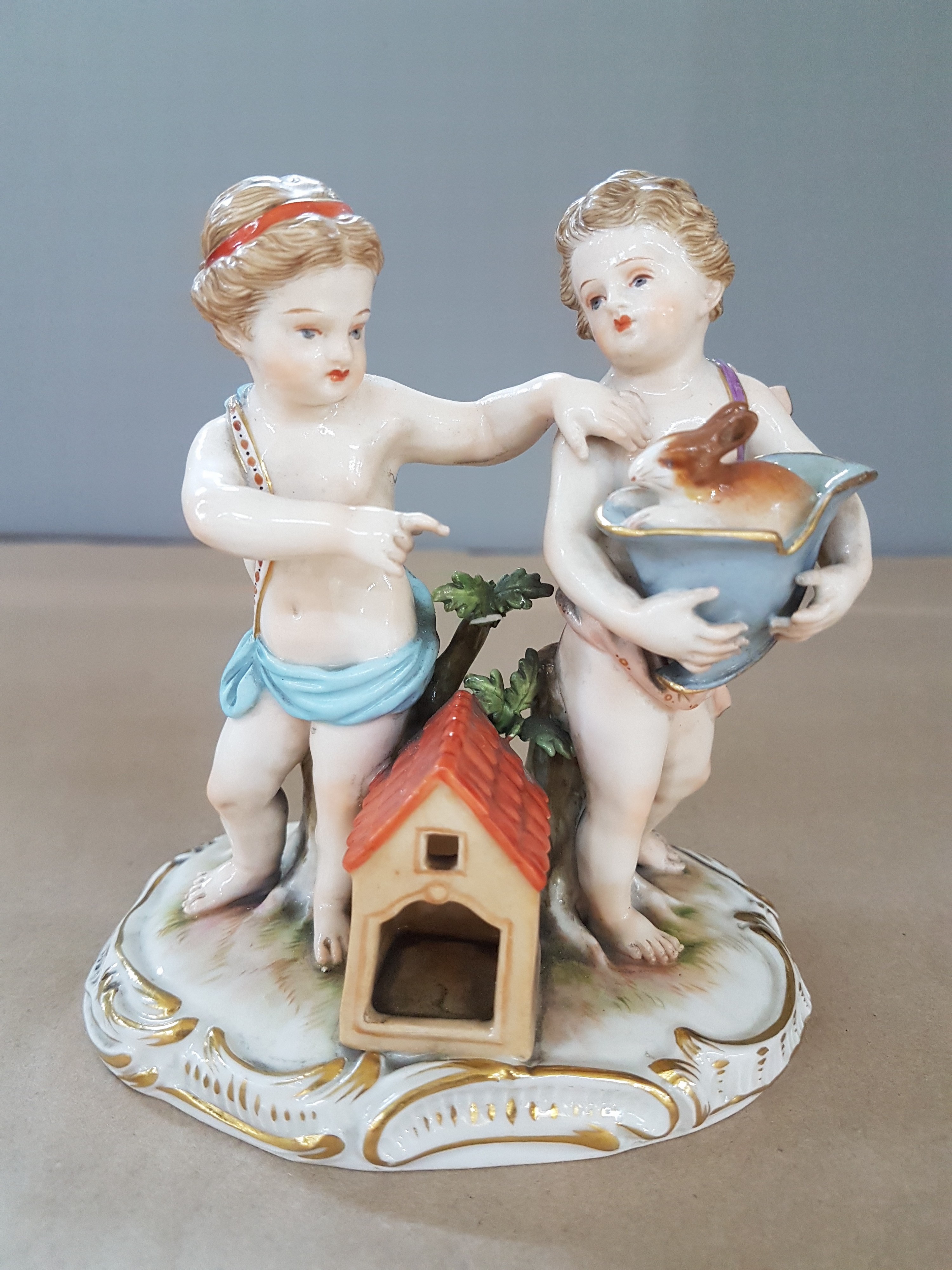 Detail a: Porzellangruppe, Meissen, um 1850-1924, Puttenpaar mit Hase und Häuschen, Entwurf Christian Gottfried Jüchtzer, polychrom bemalt, Goldstaffage, H. ...