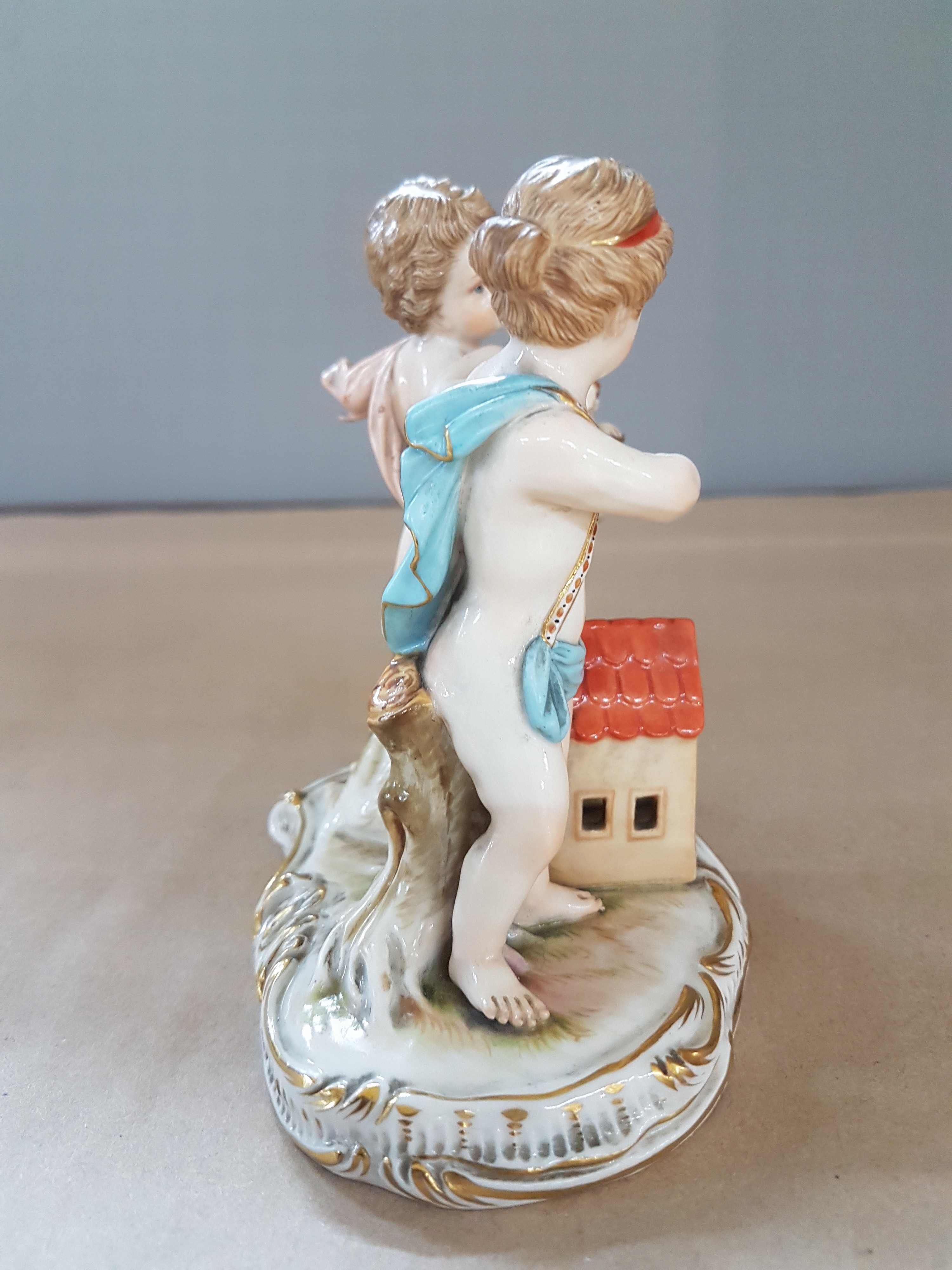 Detail b: Porzellangruppe, Meissen, um 1850-1924, Puttenpaar mit Hase und Häuschen, Entwurf Christian Gottfried Jüchtzer, polychrom bemalt, Goldstaffage, H. ...