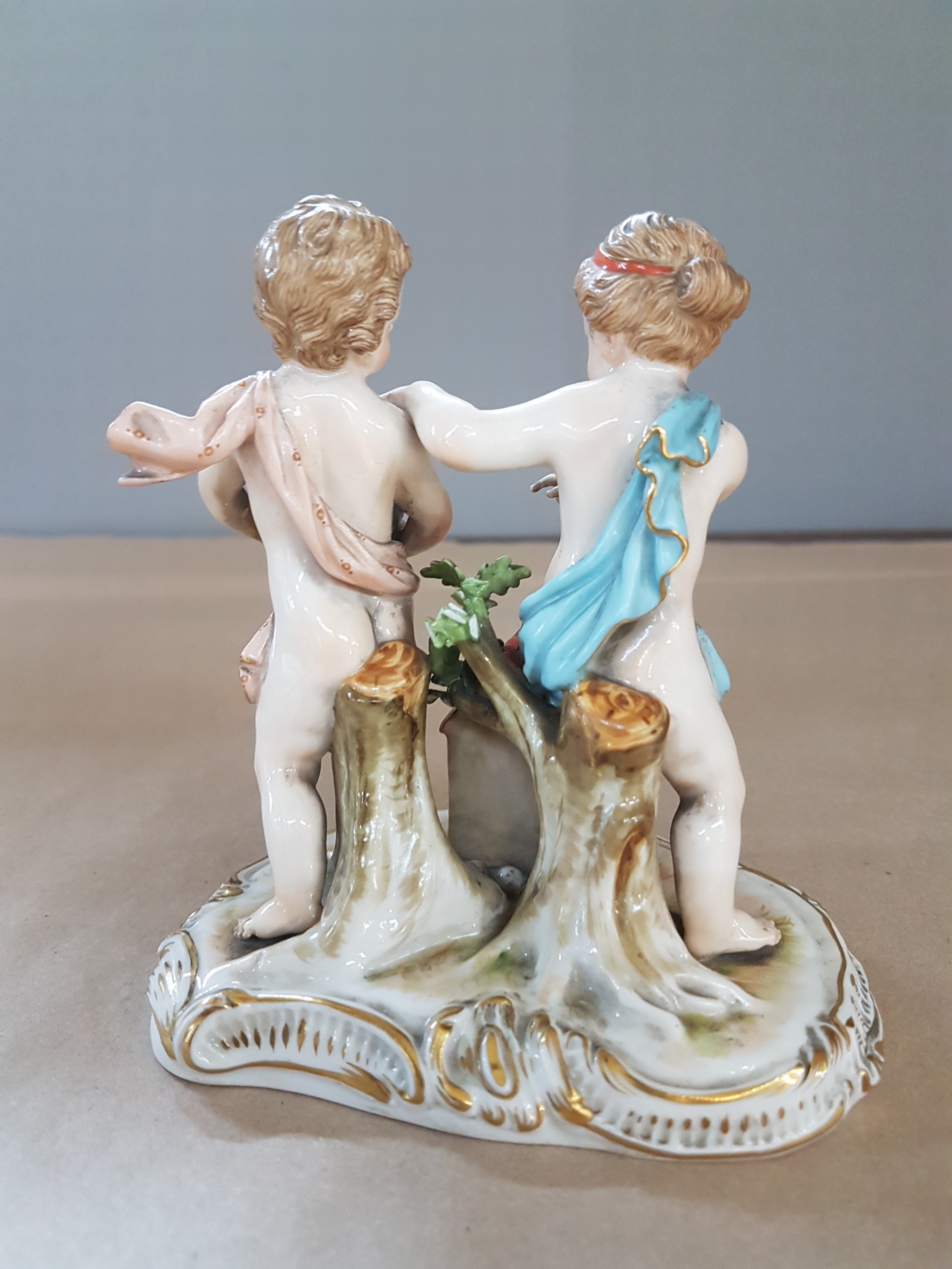 Detail c: Porzellangruppe, Meissen, um 1850-1924, Puttenpaar mit Hase und Häuschen, Entwurf Christian Gottfried Jüchtzer, polychrom bemalt, Goldstaffage, H. ...