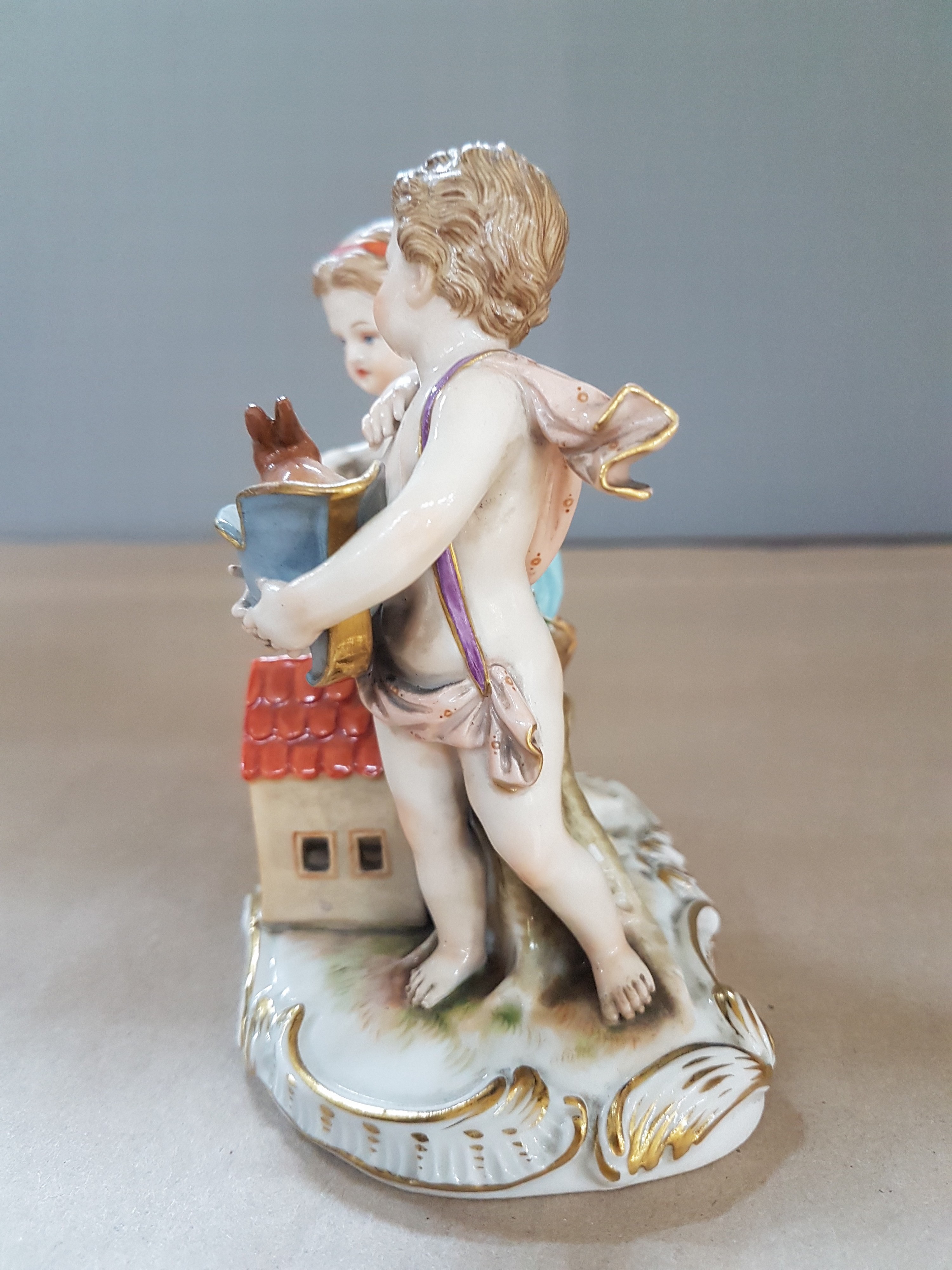 Detail d: Porzellangruppe, Meissen, um 1850-1924, Puttenpaar mit Hase und Häuschen, Entwurf Christian Gottfried Jüchtzer, polychrom bemalt, Goldstaffage, H. ...
