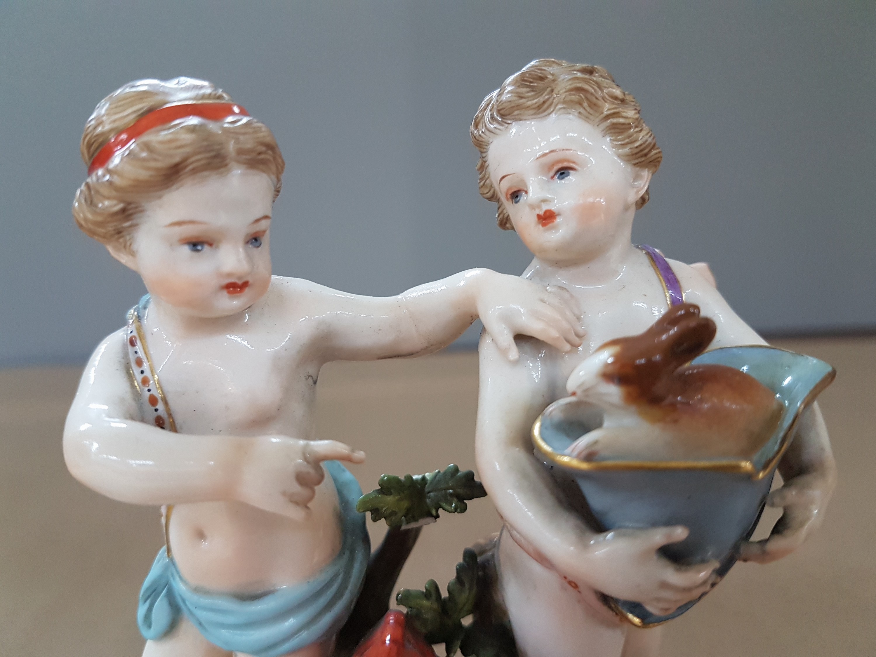 Detail e: Porzellangruppe, Meissen, um 1850-1924, Puttenpaar mit Hase und Häuschen, Entwurf Christian Gottfried Jüchtzer, polychrom bemalt, Goldstaffage, H. ...