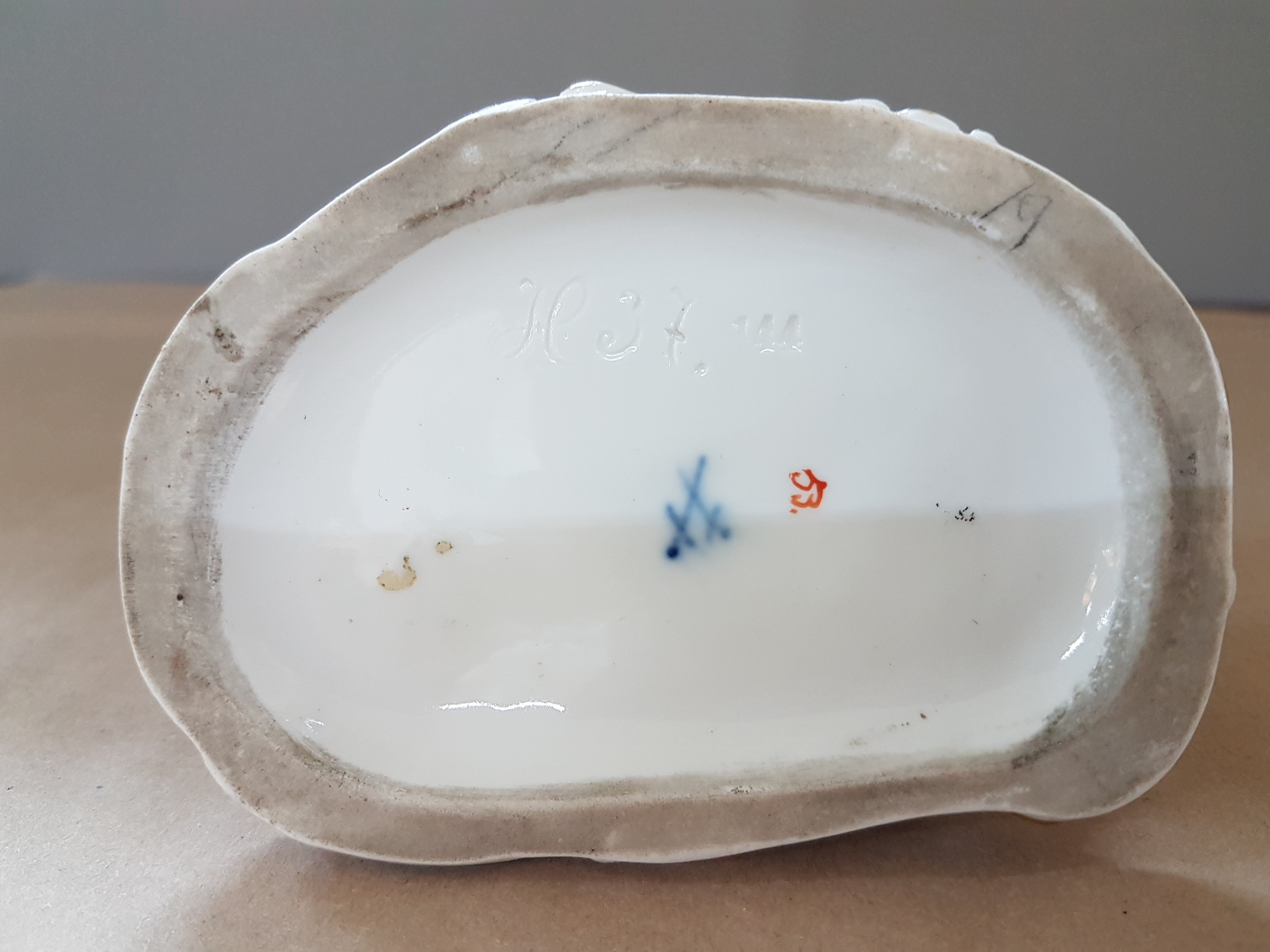 Detail f: Porzellangruppe, Meissen, um 1850-1924, Puttenpaar mit Hase und Häuschen, Entwurf Christian Gottfried Jüchtzer, polychrom bemalt, Goldstaffage, H. ...
