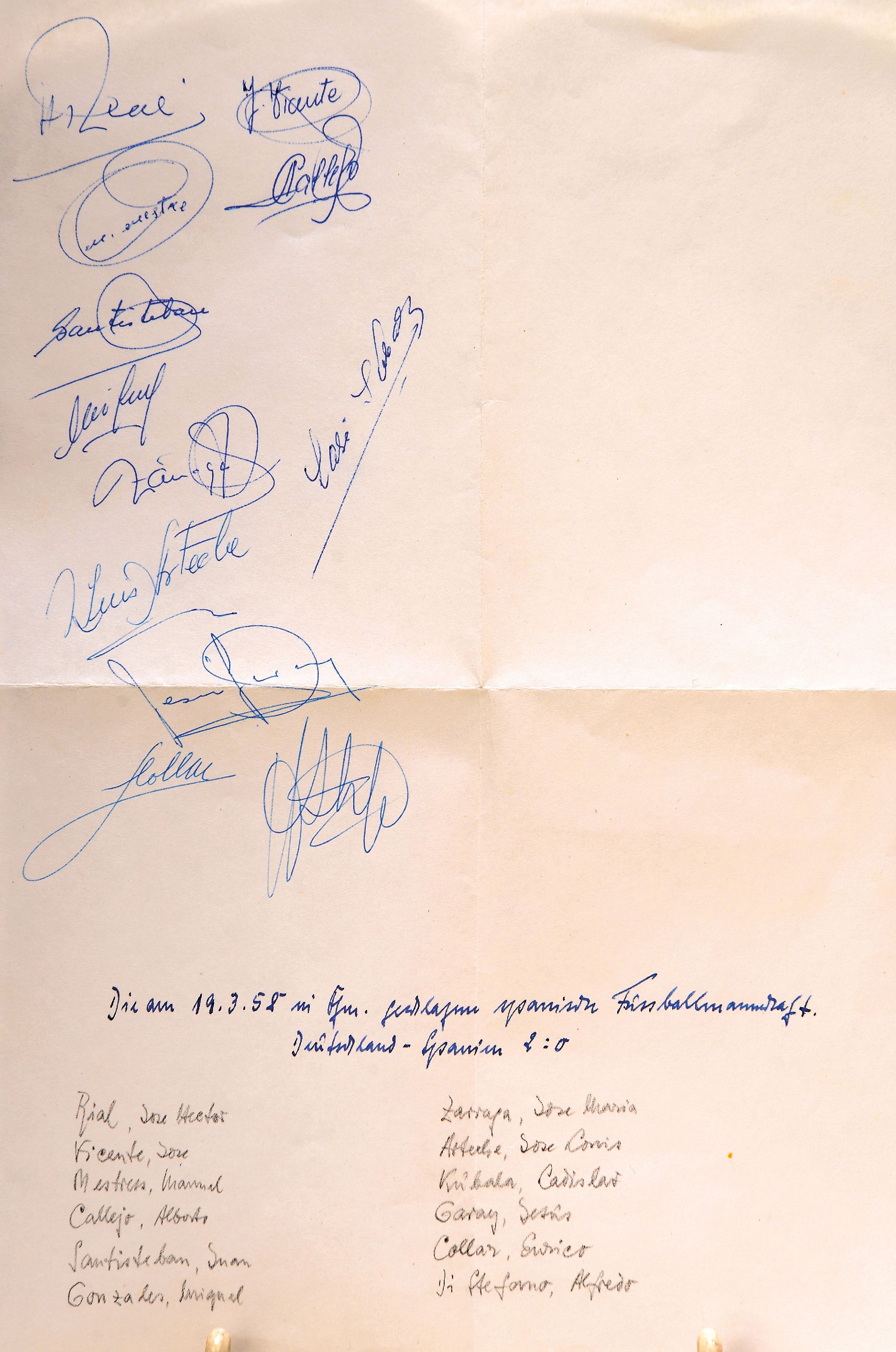 Autographen der spanischen Nationalmannschaft nach dem Spiel Deutschland-Spanien vom 19.3 .1958 im Waldstadion Frankfurt/Main, Kugelschreiber auf ...