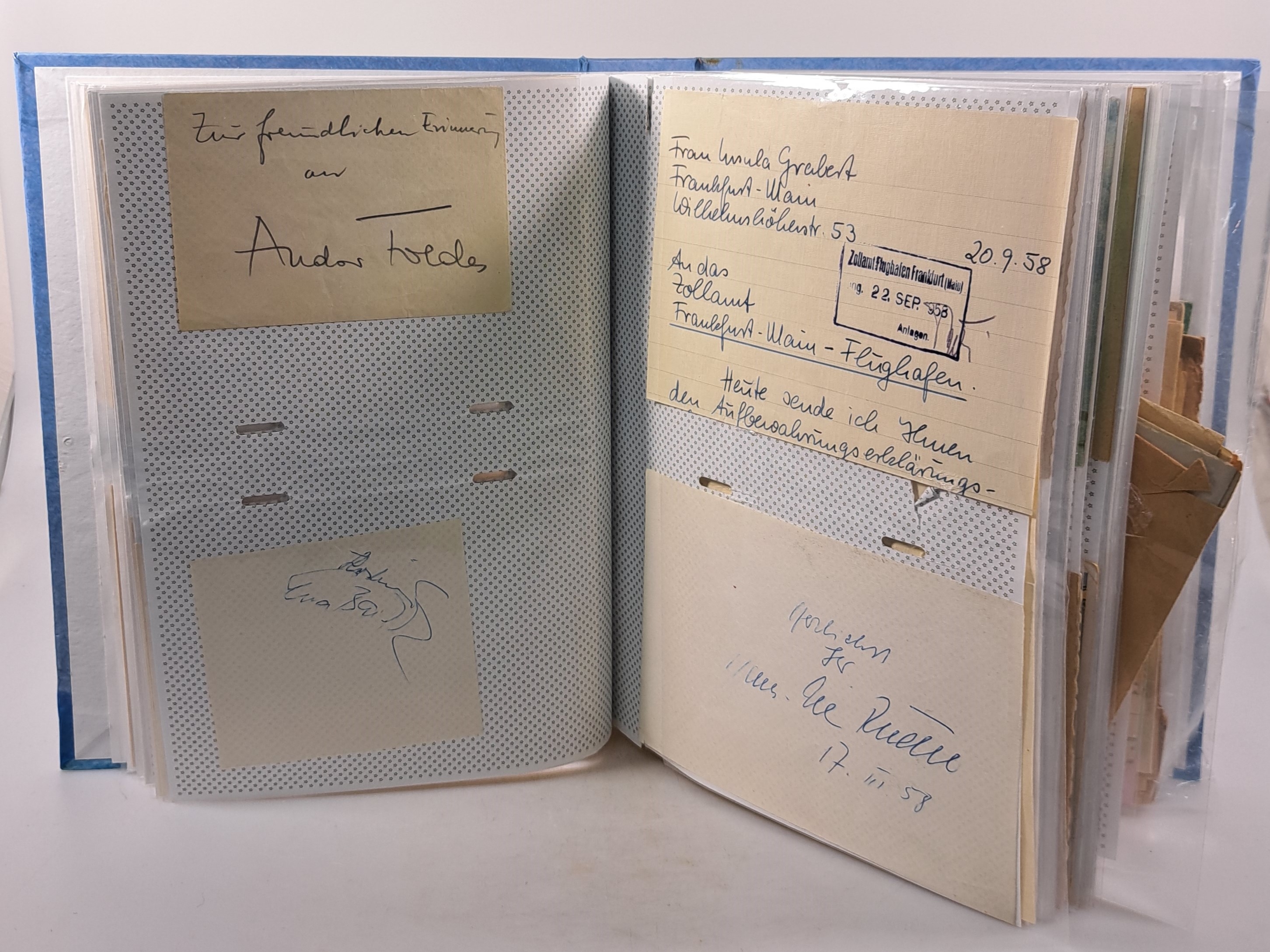 Detail b: Album mit Autographen, Bildpostkarten und offiziellen Belegen der 1930/40er-Jahre, Autographen u.a. Hildegard Knef, überwiegend ungedeutet, ...