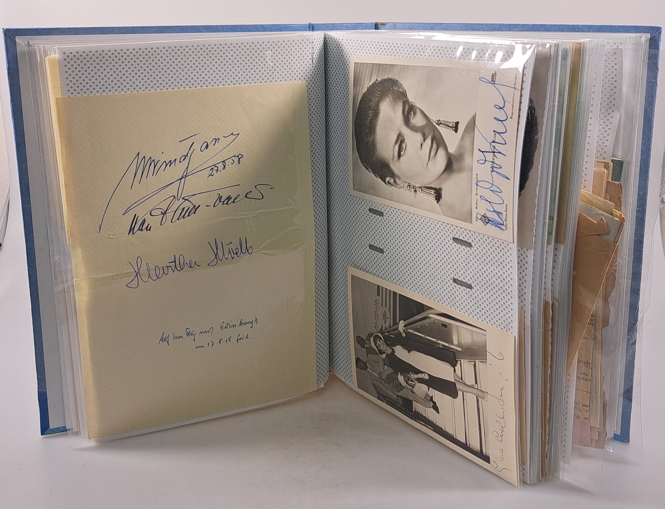 Detail c: Album mit Autographen, Bildpostkarten und offiziellen Belegen der 1930/40er-Jahre, Autographen u.a. Hildegard Knef, überwiegend ungedeutet, ...