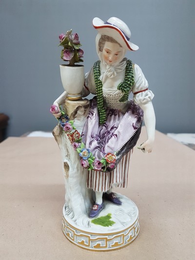 27064840a - Porzellanfigur, Meissen, um 1880/90, Gärtnerin mit Blumengirlande, polychrom bemalt, ...