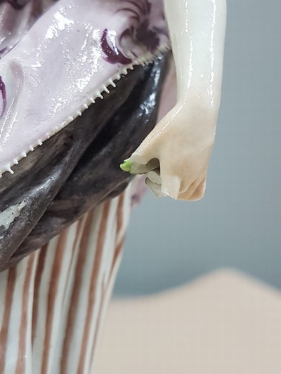 27064840g - Porzellanfigur, Meissen, um 1880/90, Gärtnerin mit Blumengirlande, polychrom bemalt, ...