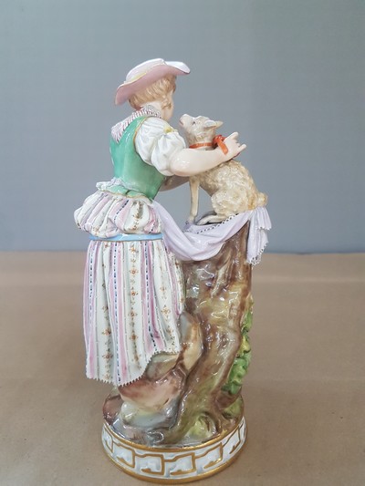 27064863c - Porzellanfigur, Meissen, um 1880-1924, Schäferin mit Schaf am Baumstumpf, Entwurf ...