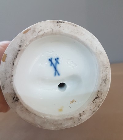 27064863g - Porzellanfigur, Meissen, um 1880-1924, Schäferin mit Schaf am Baumstumpf, Entwurf ...