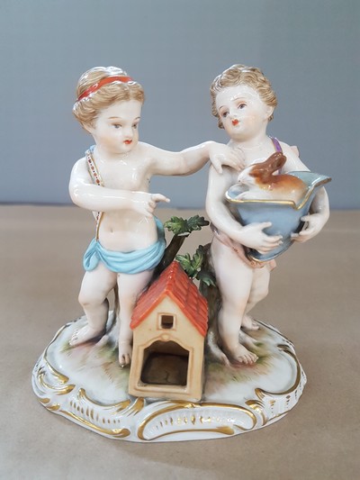 27064883a - Porcelain group, Meissen, around 1850-1924, pair of putti with rabbit and little house, ...
