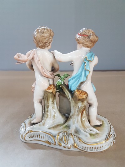27064883c - Porcelain group, Meissen, around 1850-1924, pair of putti with rabbit and little house, ...