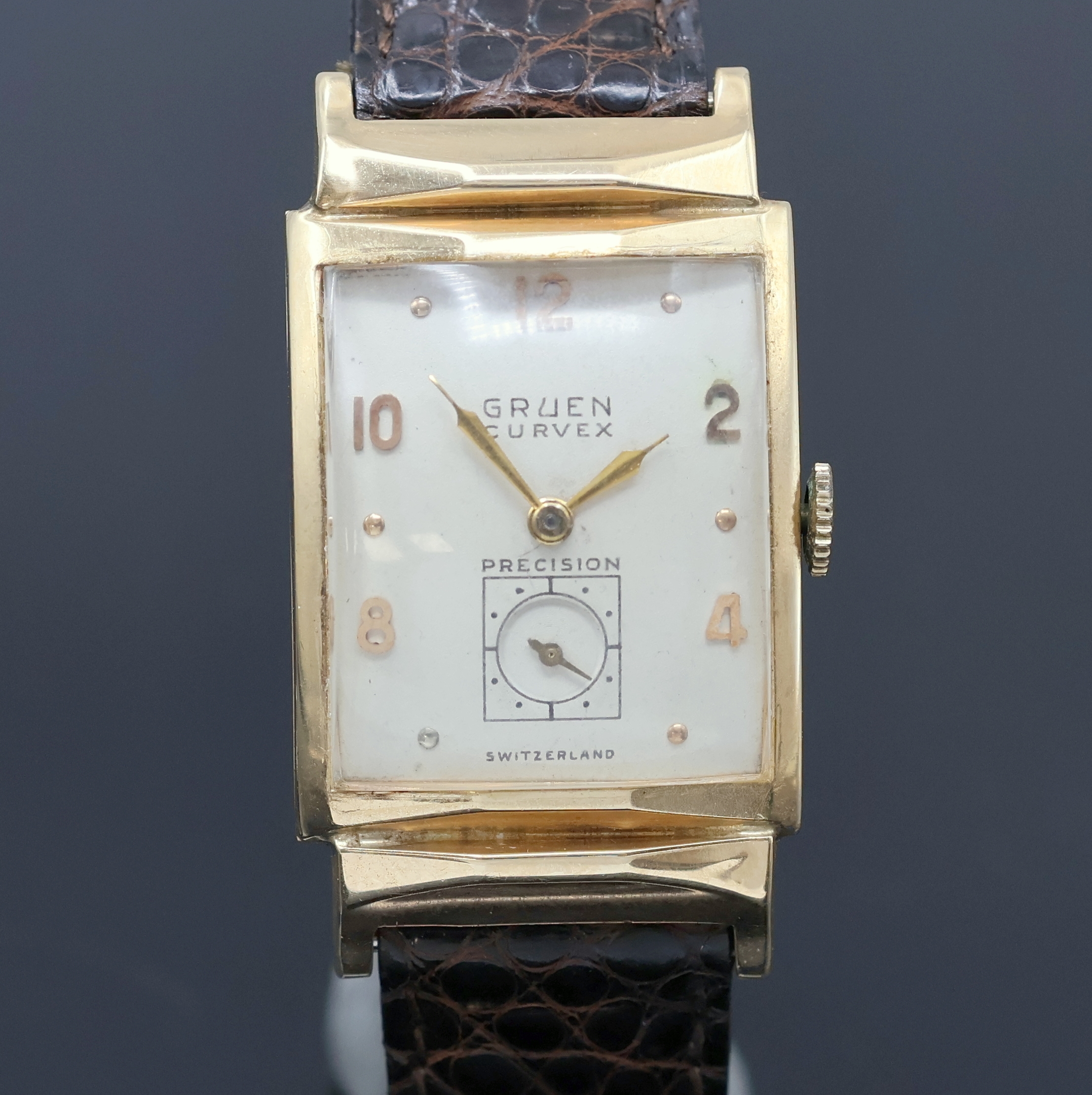 Detail b: LeCoultre und Gruen 2 Armbanduhren, Schweiz/USA um 1940/50, LeCoultre 2-teil. Goldfilled Geh., Boden mit Widmungsgravur aufgedr., silb. Zifferbl. ...
