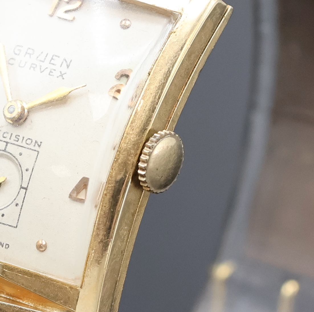 Detail d: LeCoultre und Gruen 2 Armbanduhren, Schweiz/USA um 1940/50, LeCoultre 2-teil. Goldfilled Geh., Boden mit Widmungsgravur aufgedr., silb. Zifferbl. ...