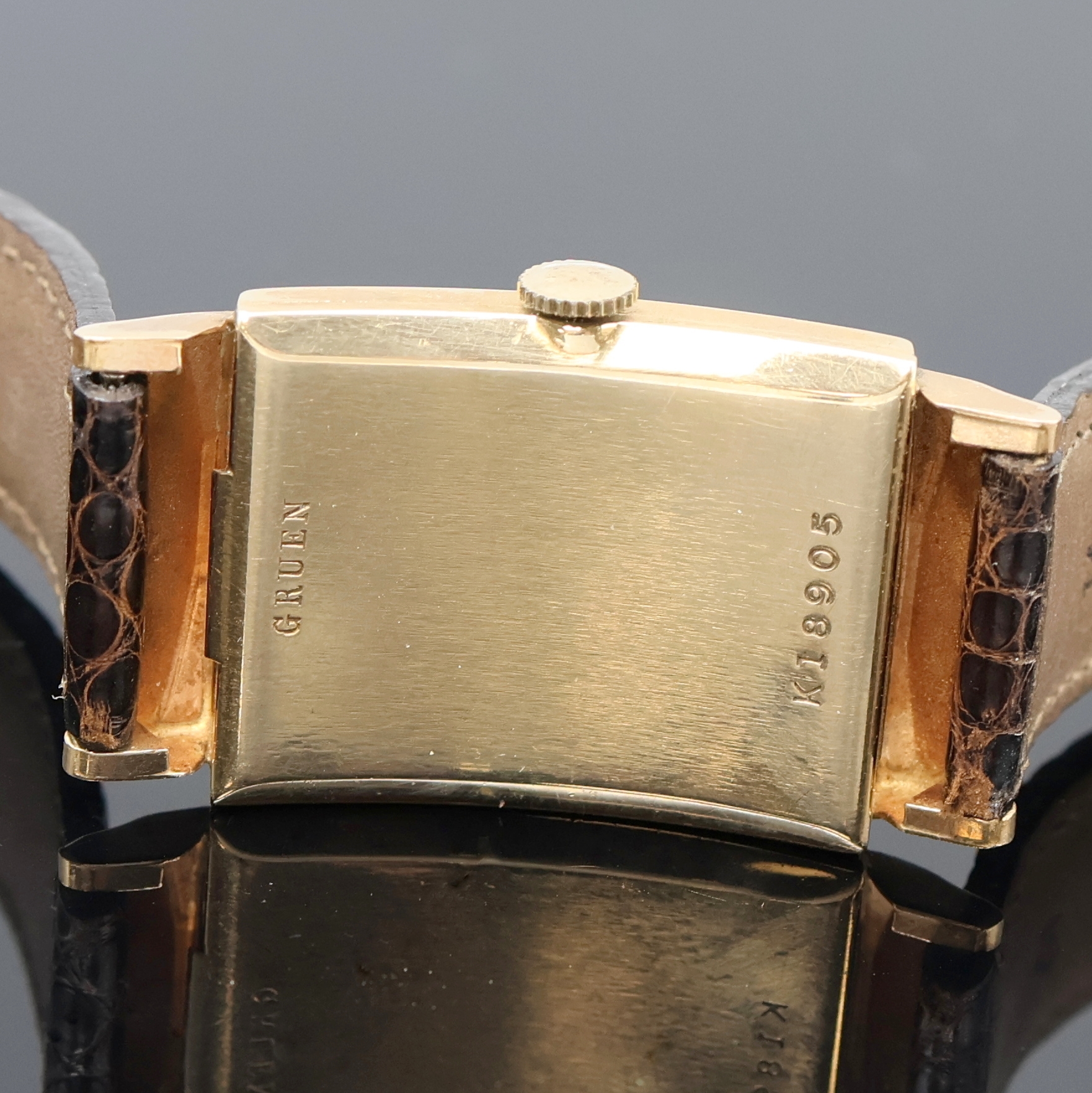 Detail f: LeCoultre und Gruen 2 Armbanduhren, Schweiz/USA um 1940/50, LeCoultre 2-teil. Goldfilled Geh., Boden mit Widmungsgravur aufgedr., silb. Zifferbl. ...