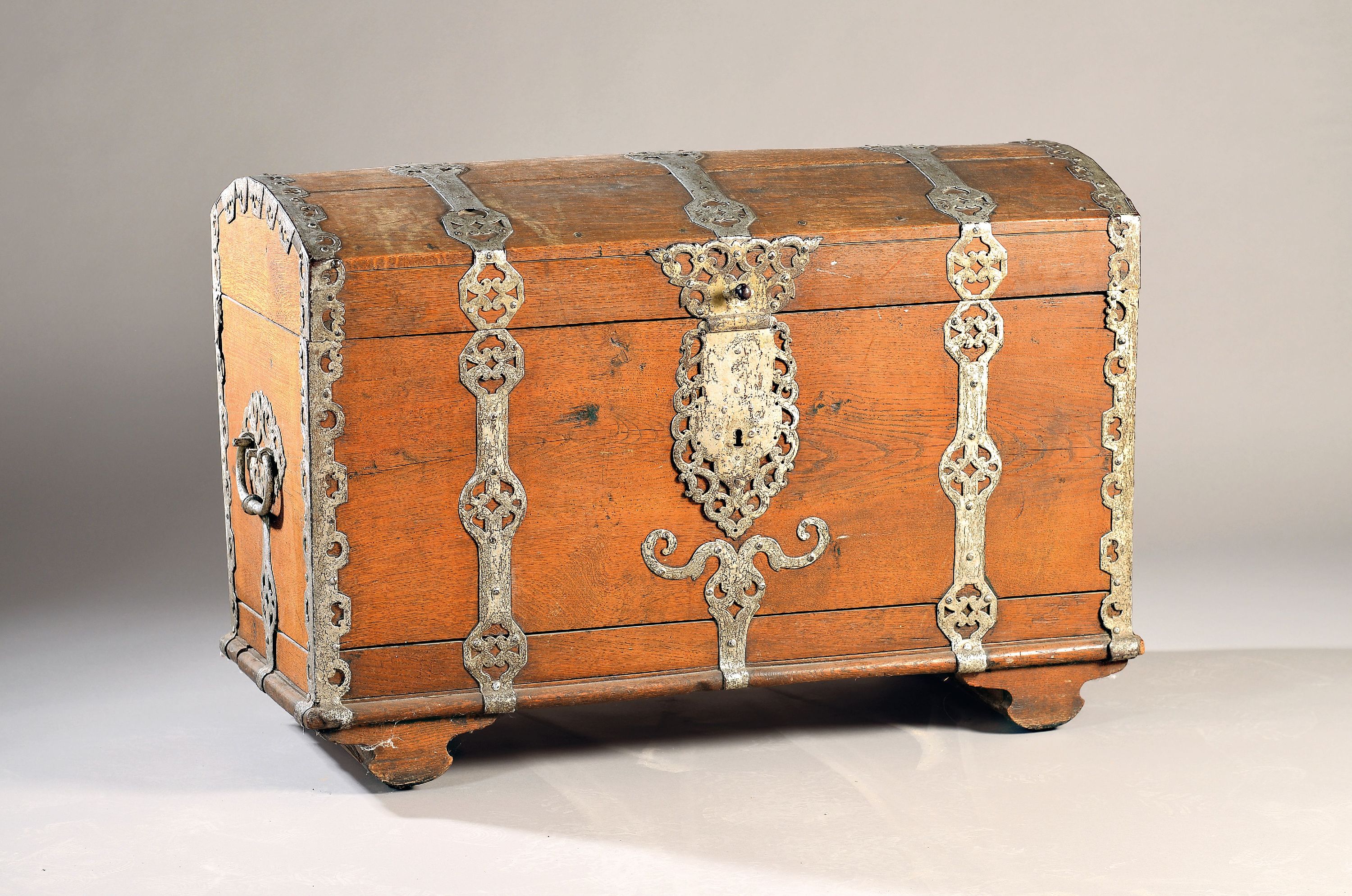 Image 27064906 - Buckeltruhe, deutsch, ausgehendes 18.Jh., Eiche, Eisenbeschlag, 1 Schlüssel, EZ 2, ca. ...