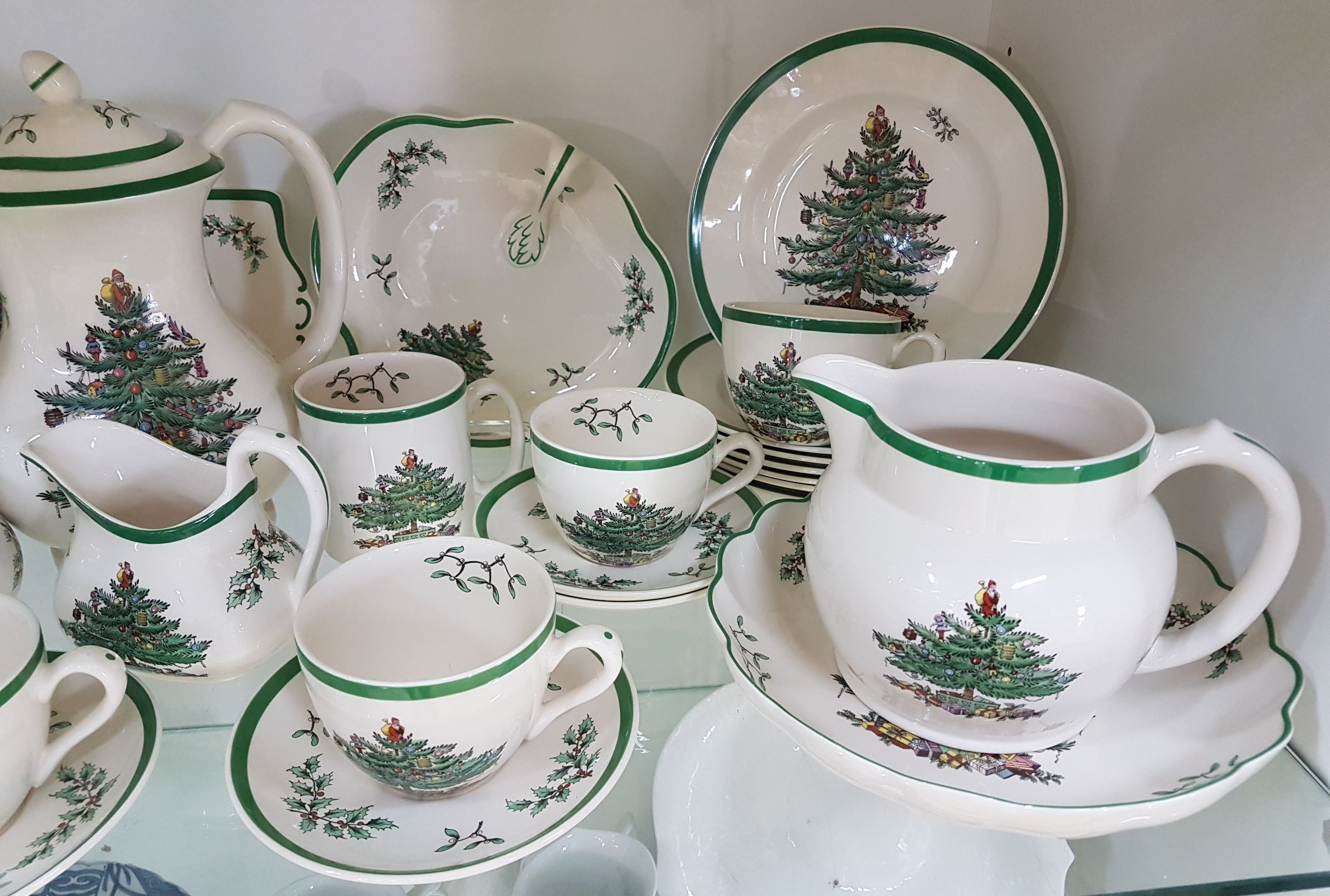 Detail a: Kaffee- und Teeservice "Christmas Tree", Spode England, 6 Teetassen mit UT, 2 Kaffeetassen, Teekanne, Kaffeekanne, 6 Kuchenteller, ...