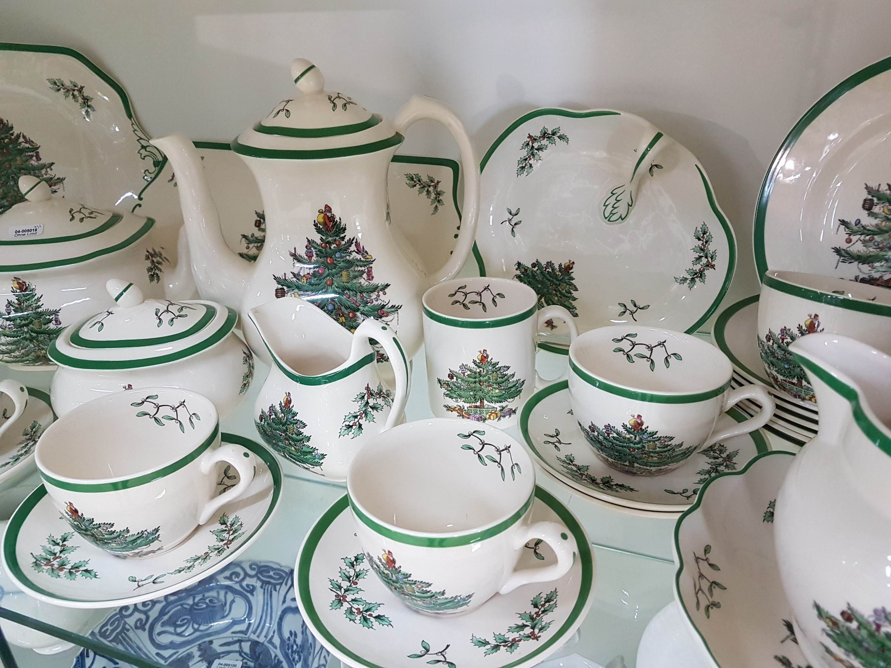 Detail b: Kaffee- und Teeservice "Christmas Tree", Spode England, 6 Teetassen mit UT, 2 Kaffeetassen, Teekanne, Kaffeekanne, 6 Kuchenteller, ...