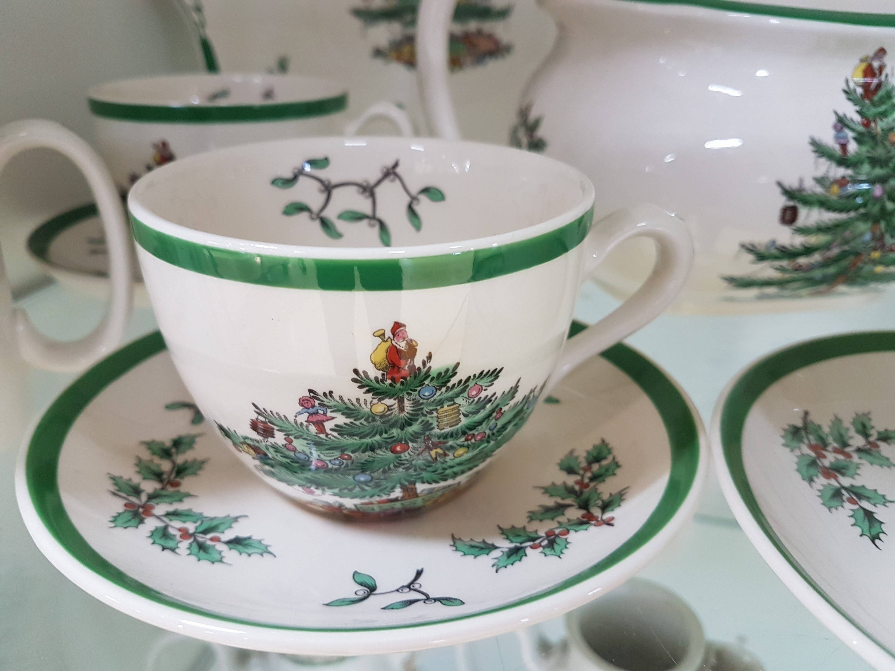 Detail d: Kaffee- und Teeservice "Christmas Tree", Spode England, 6 Teetassen mit UT, 2 Kaffeetassen, Teekanne, Kaffeekanne, 6 Kuchenteller, ...