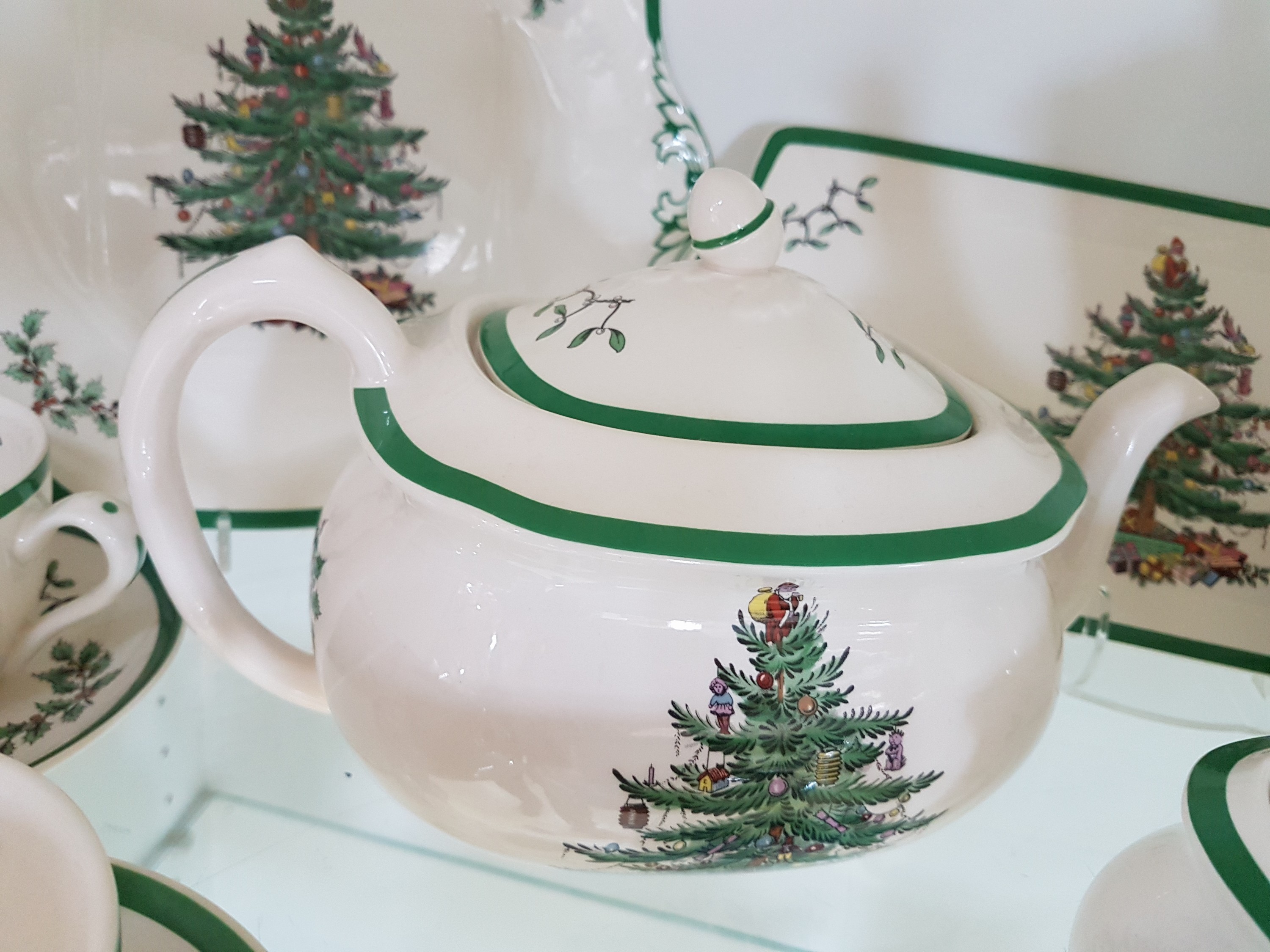 Detail e: Kaffee- und Teeservice "Christmas Tree", Spode England, 6 Teetassen mit UT, 2 Kaffeetassen, Teekanne, Kaffeekanne, 6 Kuchenteller, ...