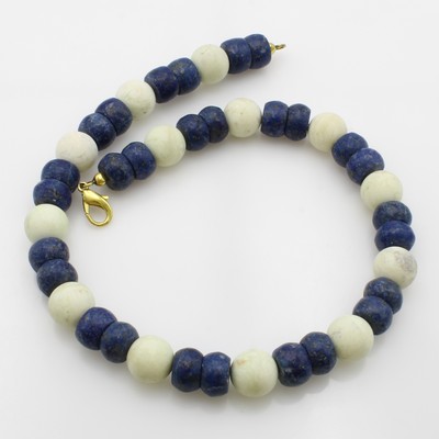 27064947a - Collier mit Farbsteinen, verg. Karabinerschl., Lapislazulilinsen u. ...