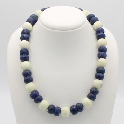 27064947b - Collier mit Farbsteinen, verg. Karabinerschl., Lapislazulilinsen u. ...