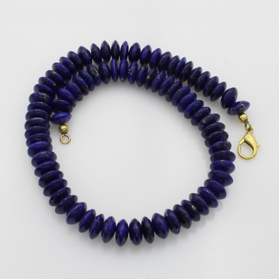 27064950a - Lapislazulikette, verg. Karabinerschl., Lapislazulilinsen im Verlauf gearb., L. ca. 44 ...