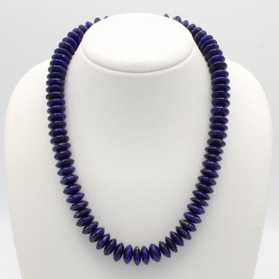 27064950b - Lapislazulikette, verg. Karabinerschl., Lapislazulilinsen im Verlauf gearb., L. ca. 44 ...