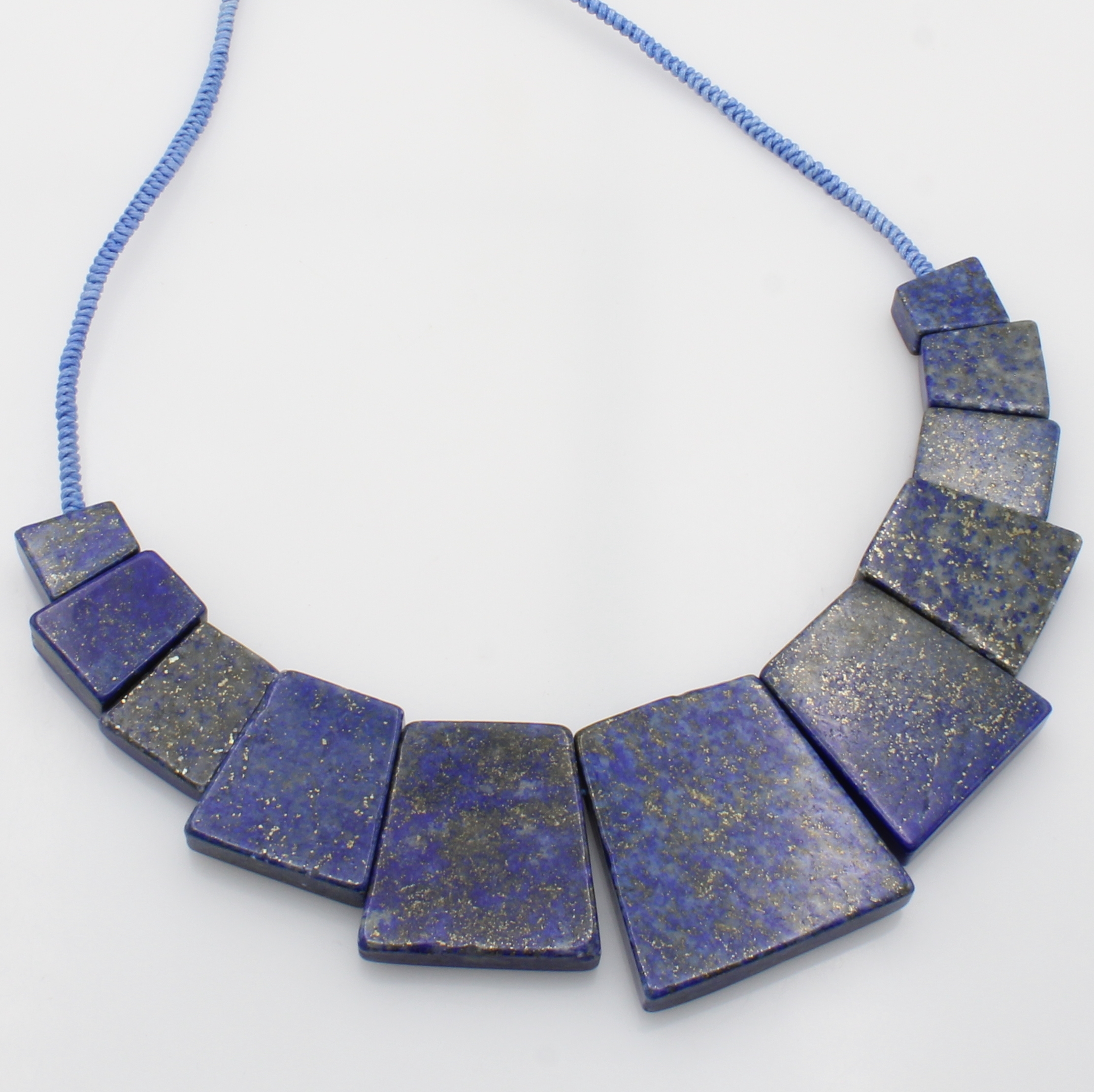 Image 27065021 - Lapislazulicollier, rechteckige Lapislazuli-scheiben im Verlauf gearb., an geflochtenem, ...