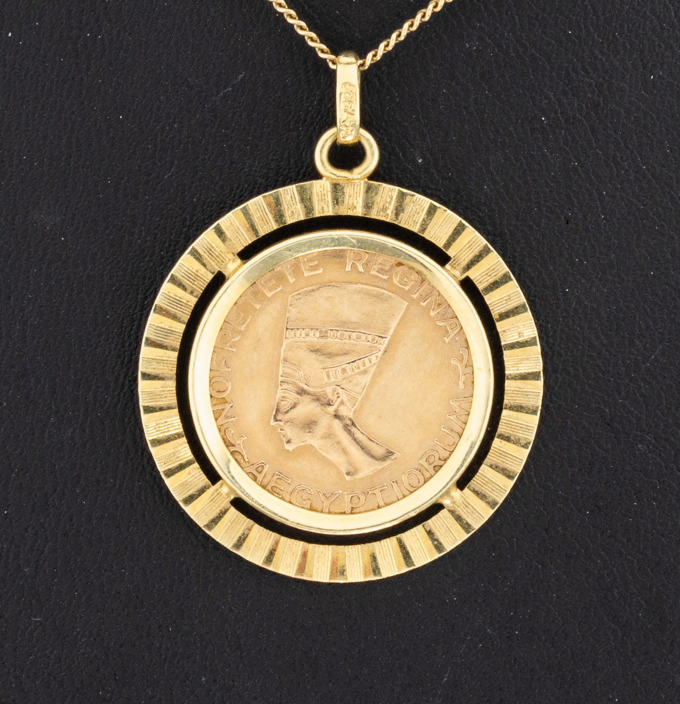 Detail a: 14 kt Gold Medaillen-Anhänger, GG 585/000, lose gefasste Goldmedaille, wohl GG 585/000, Nofretete, schlichte Fassung, an Kette, GG 585/000, L. ca. ...
